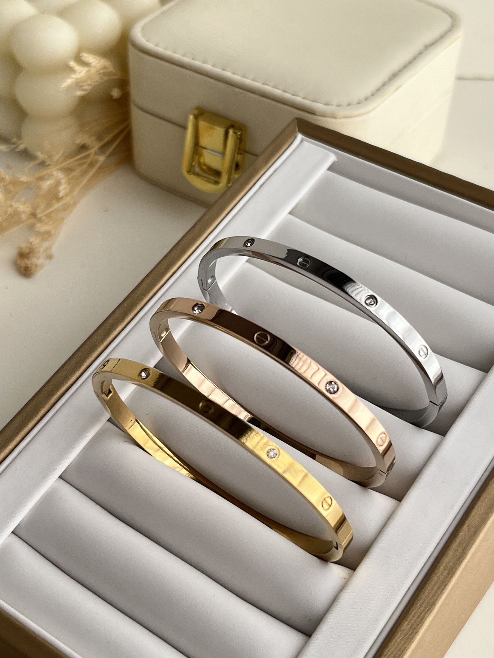 Eterna Bond Infinity Bangle