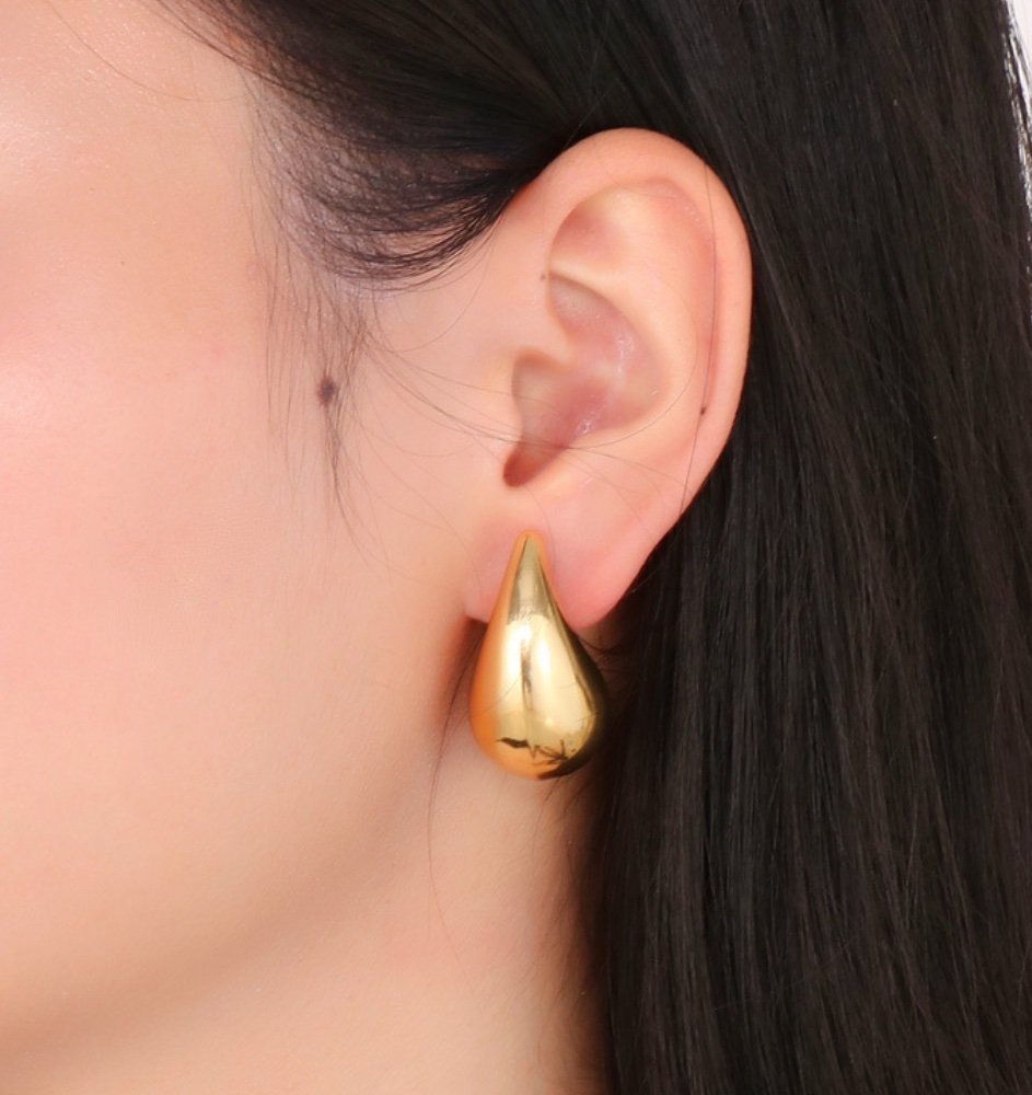 Auria Teardrop Stud Earrings (medium)