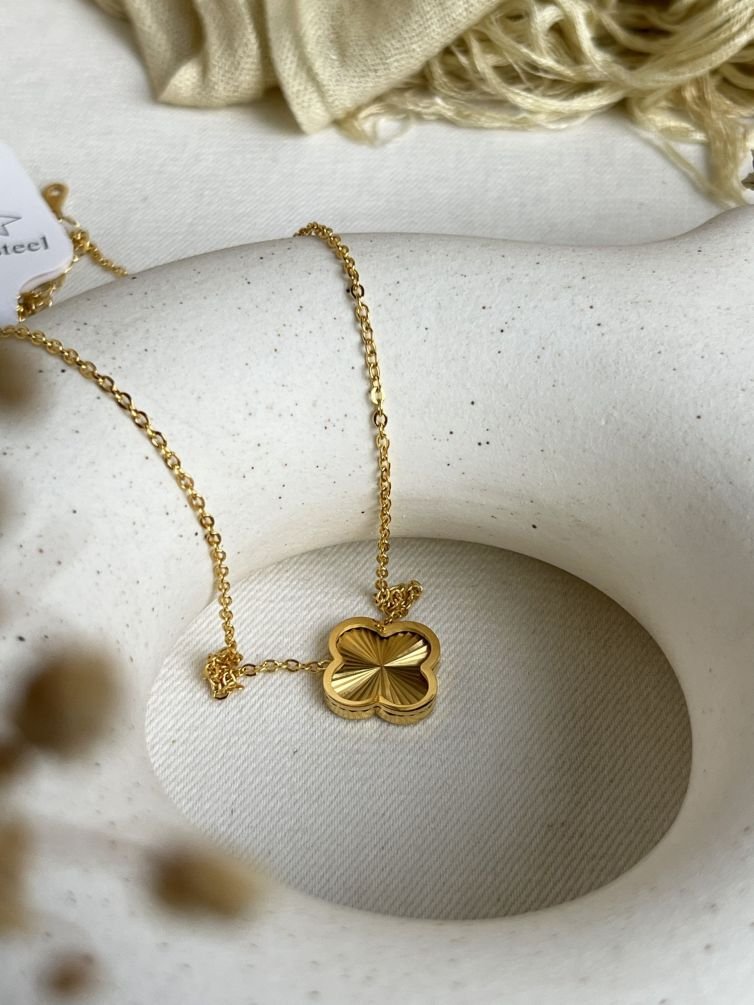 Solvéra Gold Clover Necklace