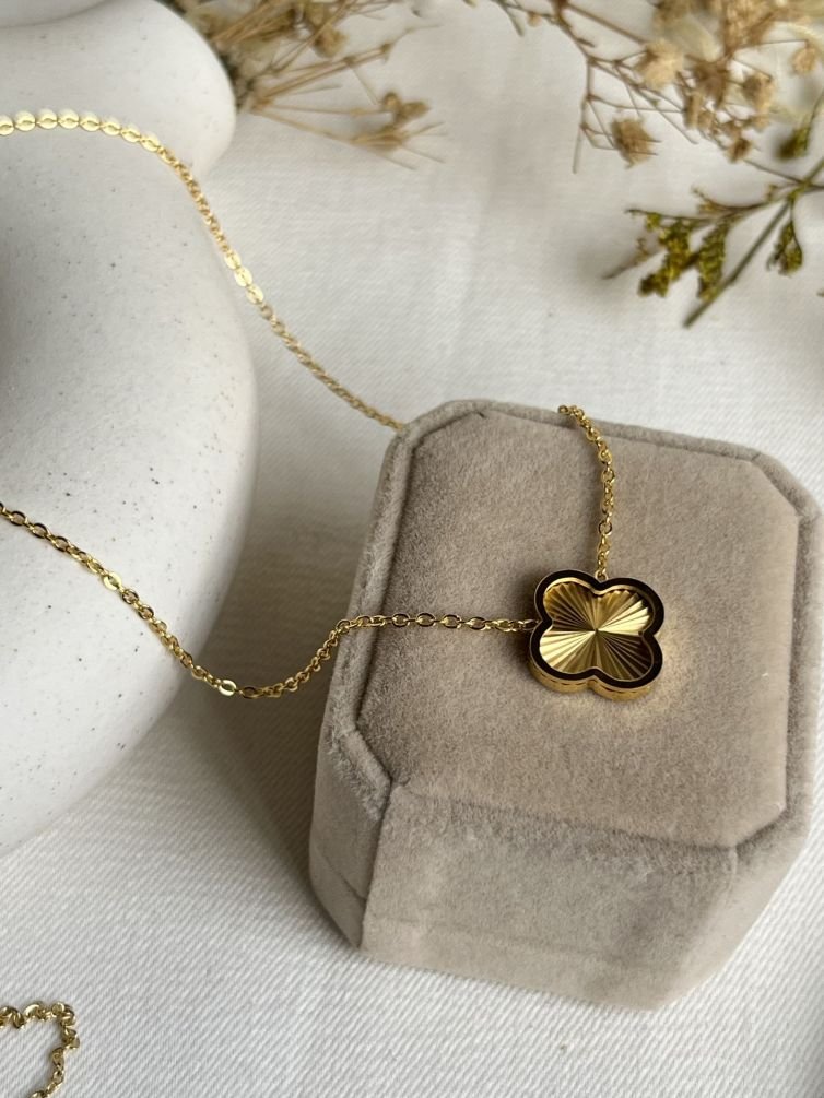 Solvéra Gold Clover Necklace