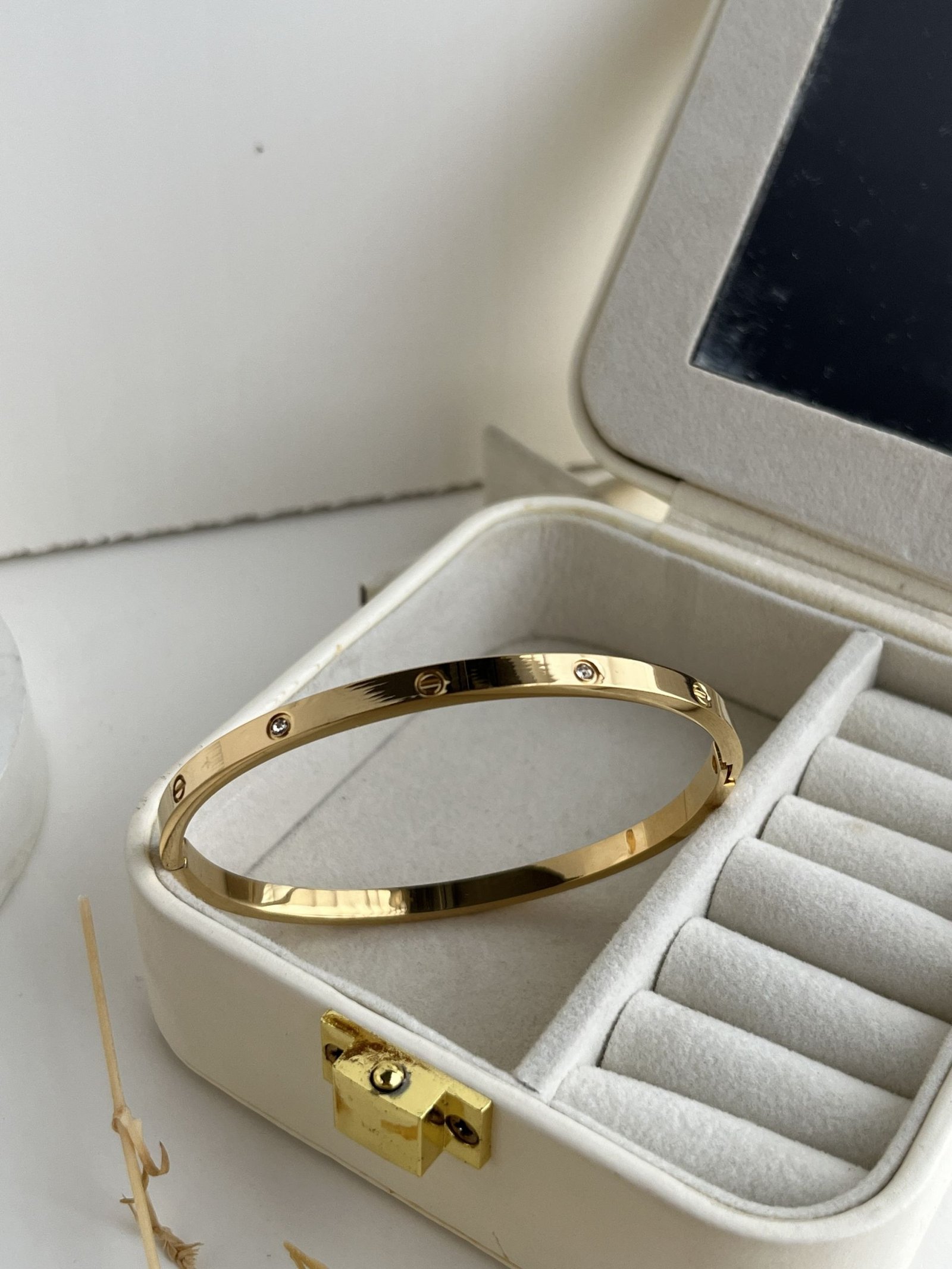 Eterna Bond Infinity Bangle