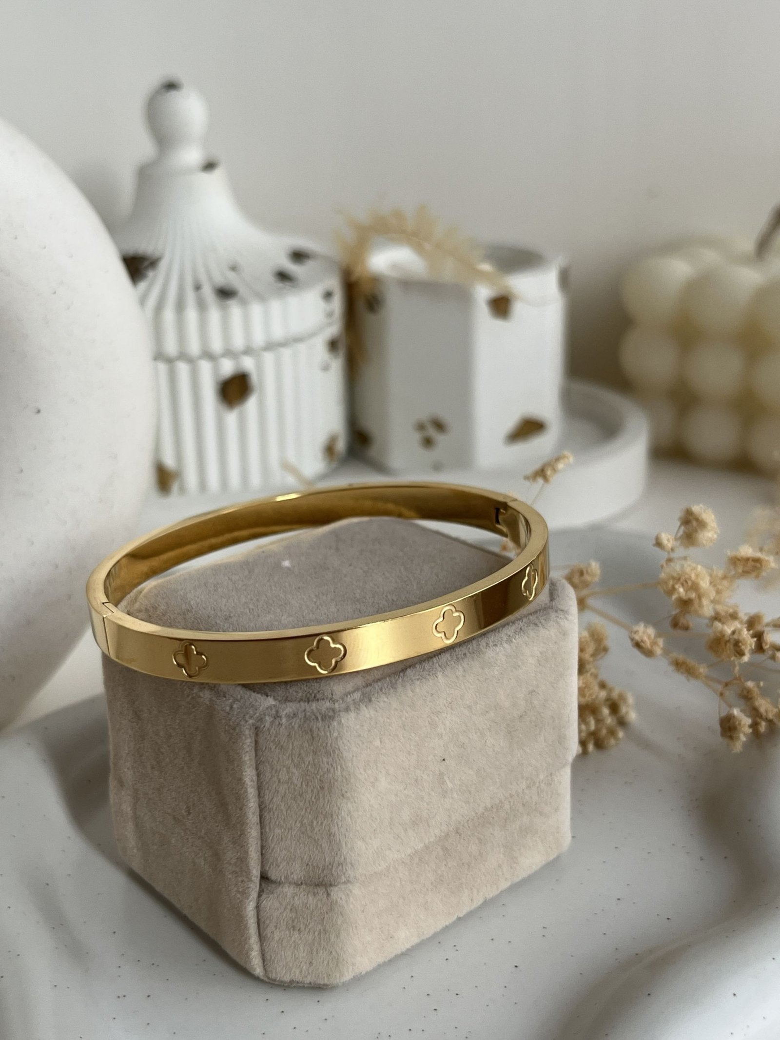 Aurelia Clover Crest Bangle