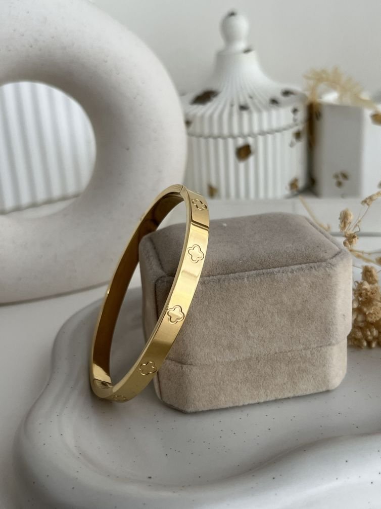 Aurelia Clover Crest Bangle
