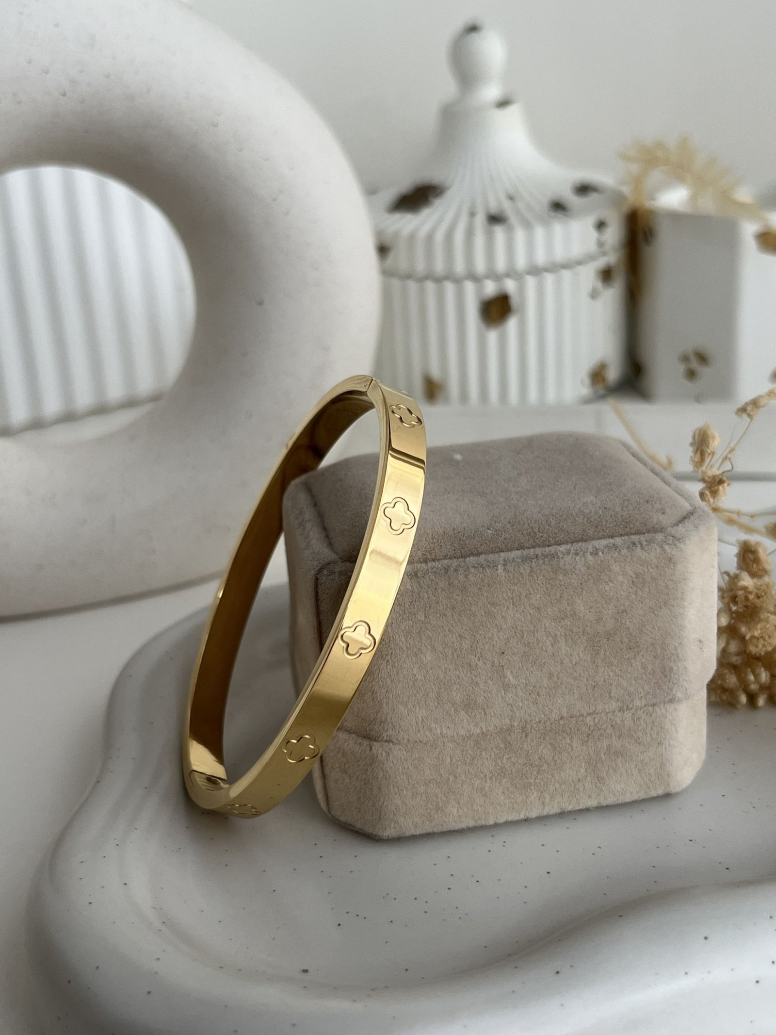 Aurelia Clover Crest Bangle