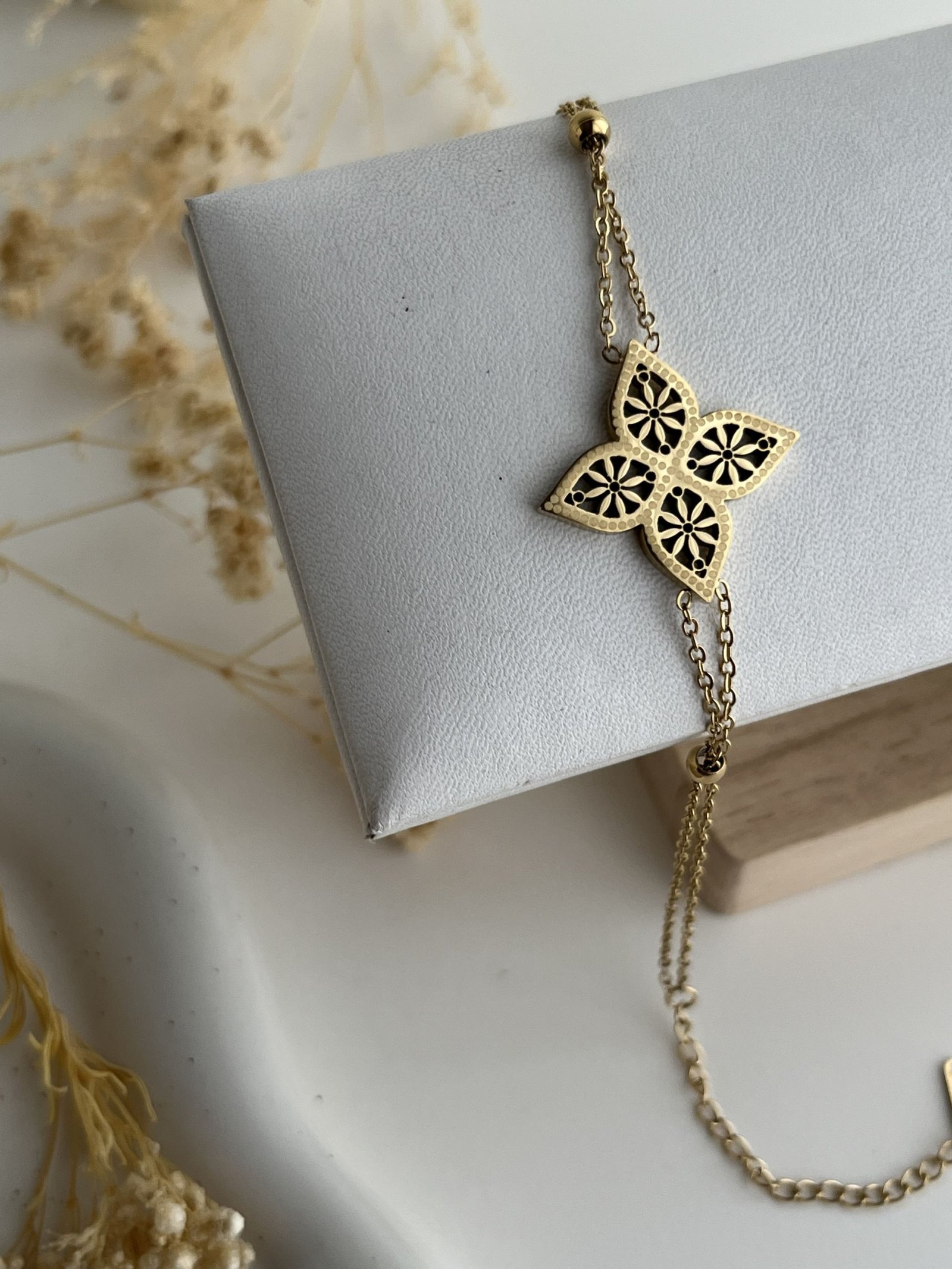 Eloria Floral Clover Chain Bracelet