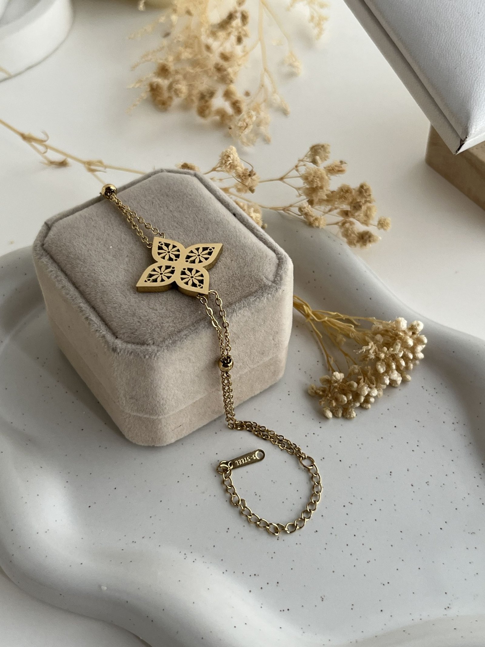 Eloria Floral Clover Chain Bracelet