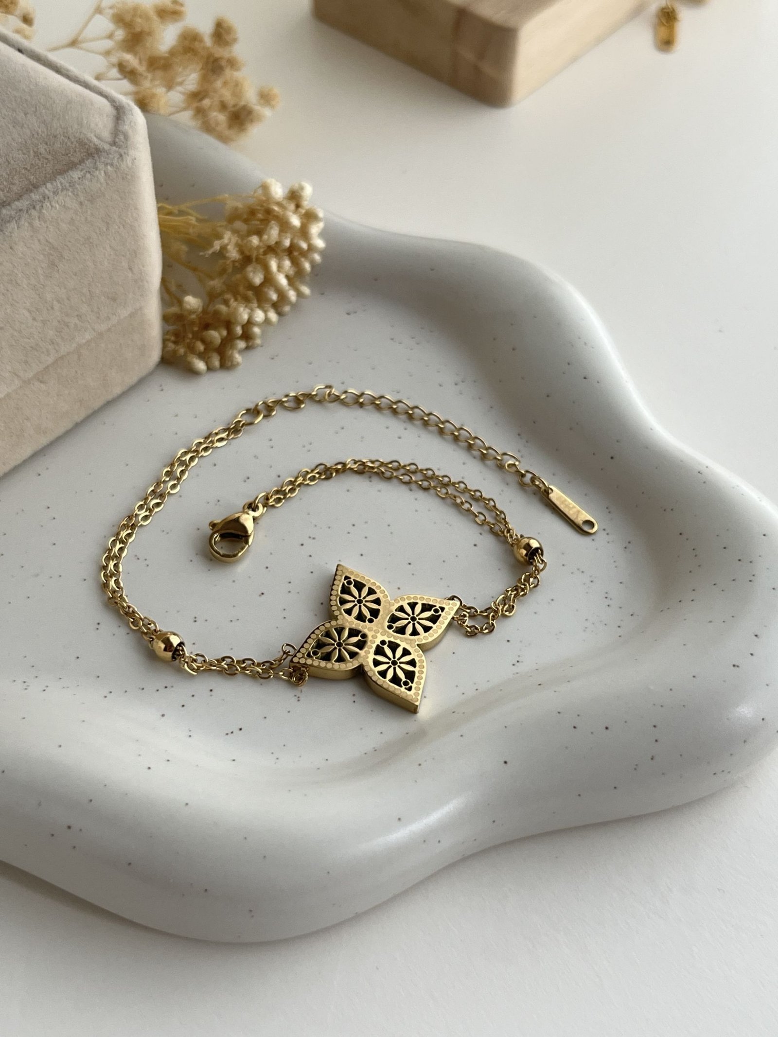 Eloria Floral Clover Chain Bracelet