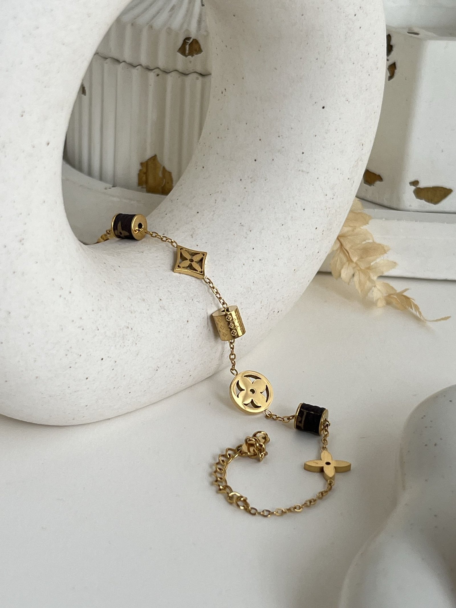 Monvera Motif Chain Bracelet