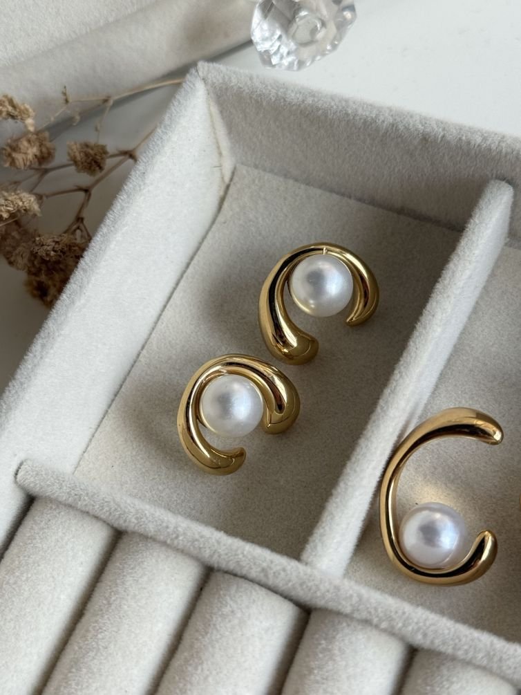 Luna C-Curve Pearl Stud Earrings