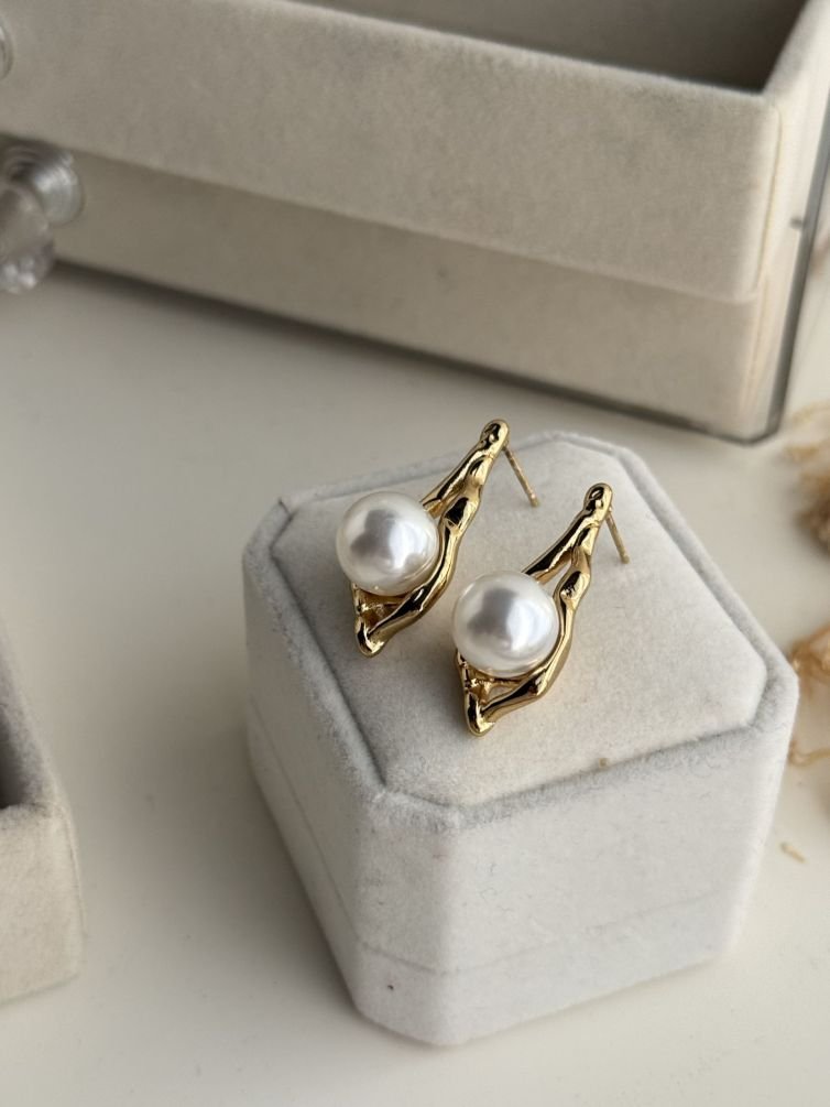 Luma Organic Pearl Stud Earrings