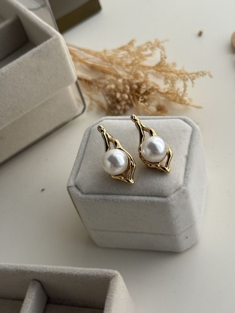 Luma Organic Pearl Stud Earrings