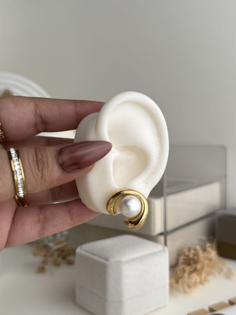 Luna C-Curve Pearl Stud Earrings