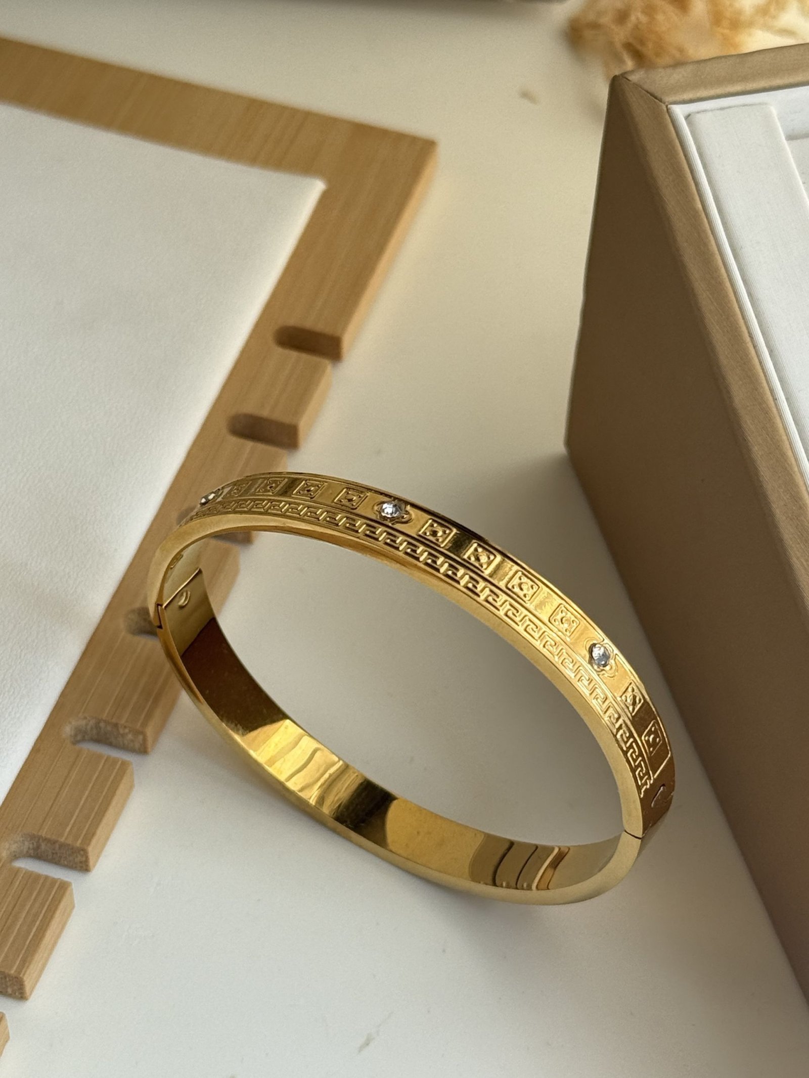 HelΓ©na Clover Key Cuff