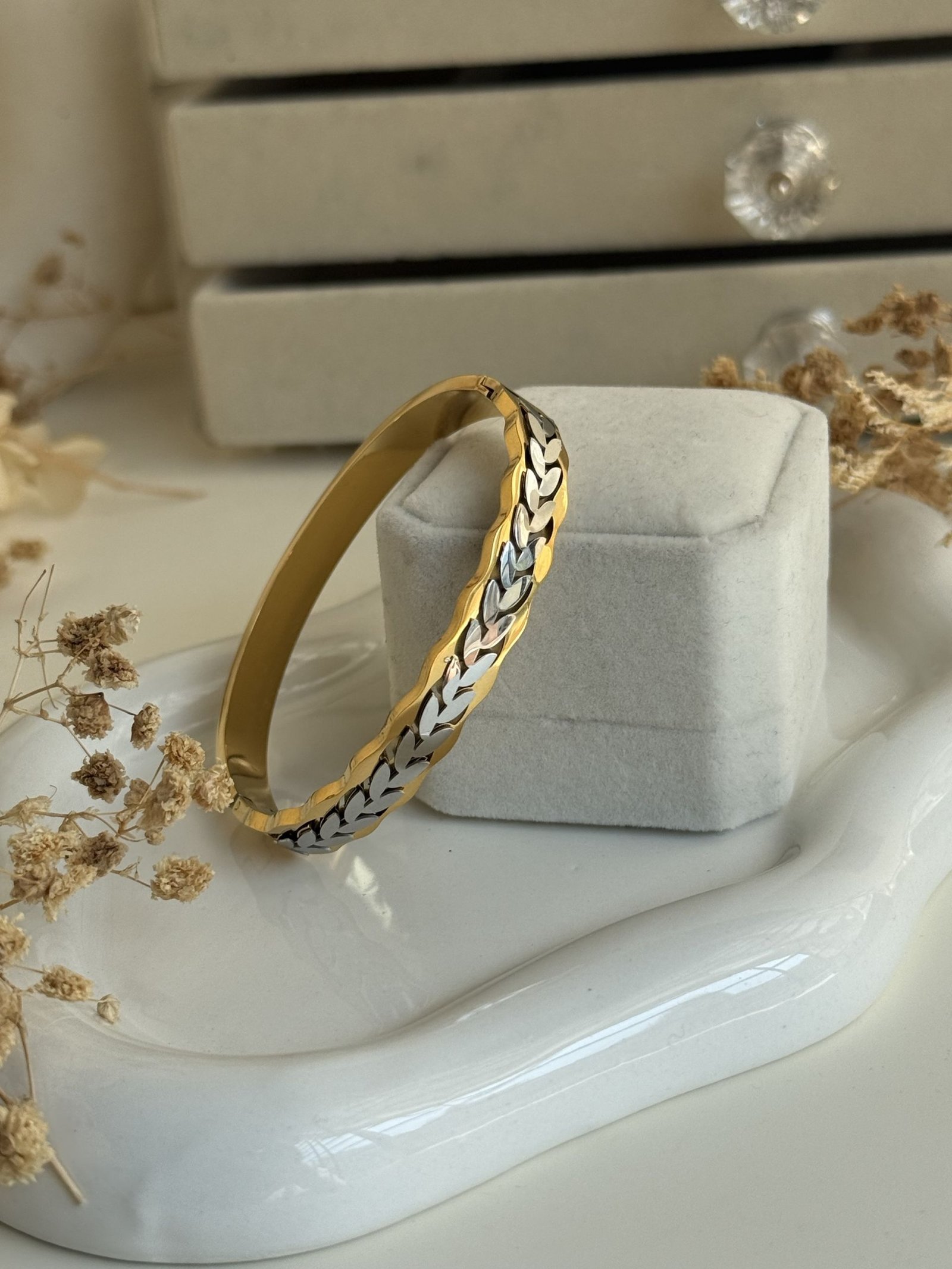 AurΓ©line Leaf Link Cuff