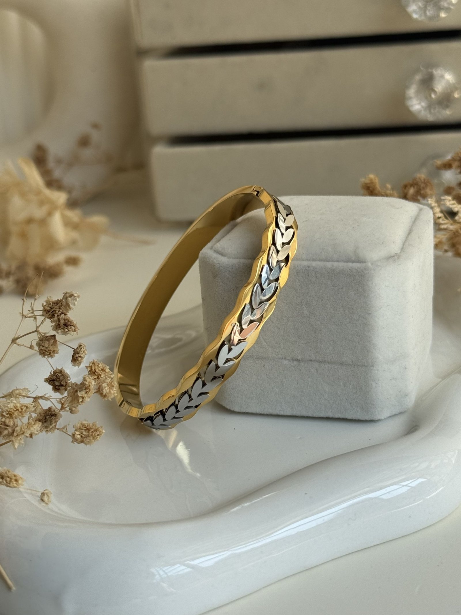 AurΓ©line Leaf Link Cuff