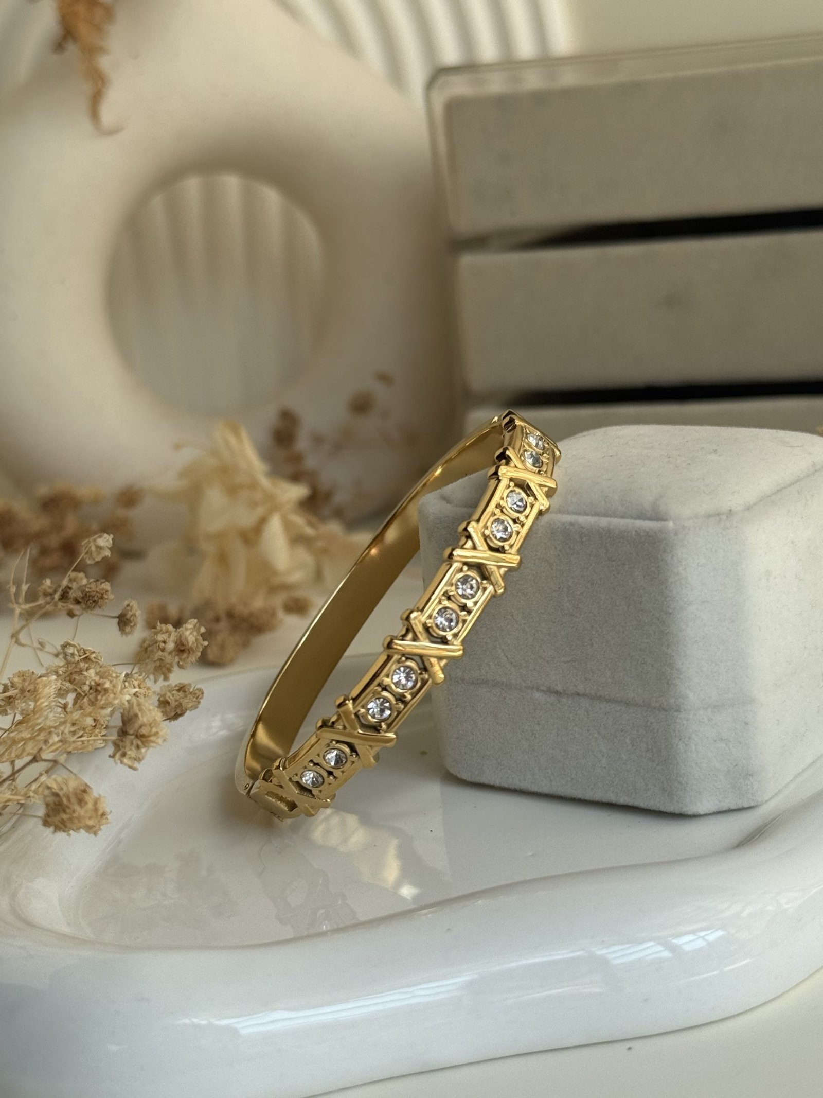 XΓ©vara Crystal Cuff