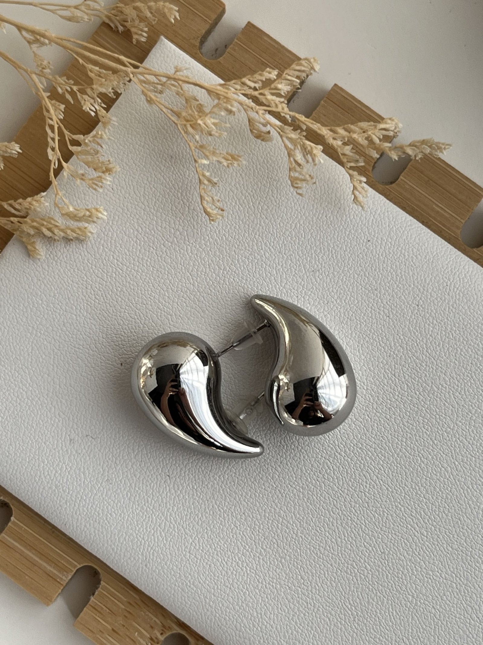 Auria Teardrop Stud Earrings (medium)