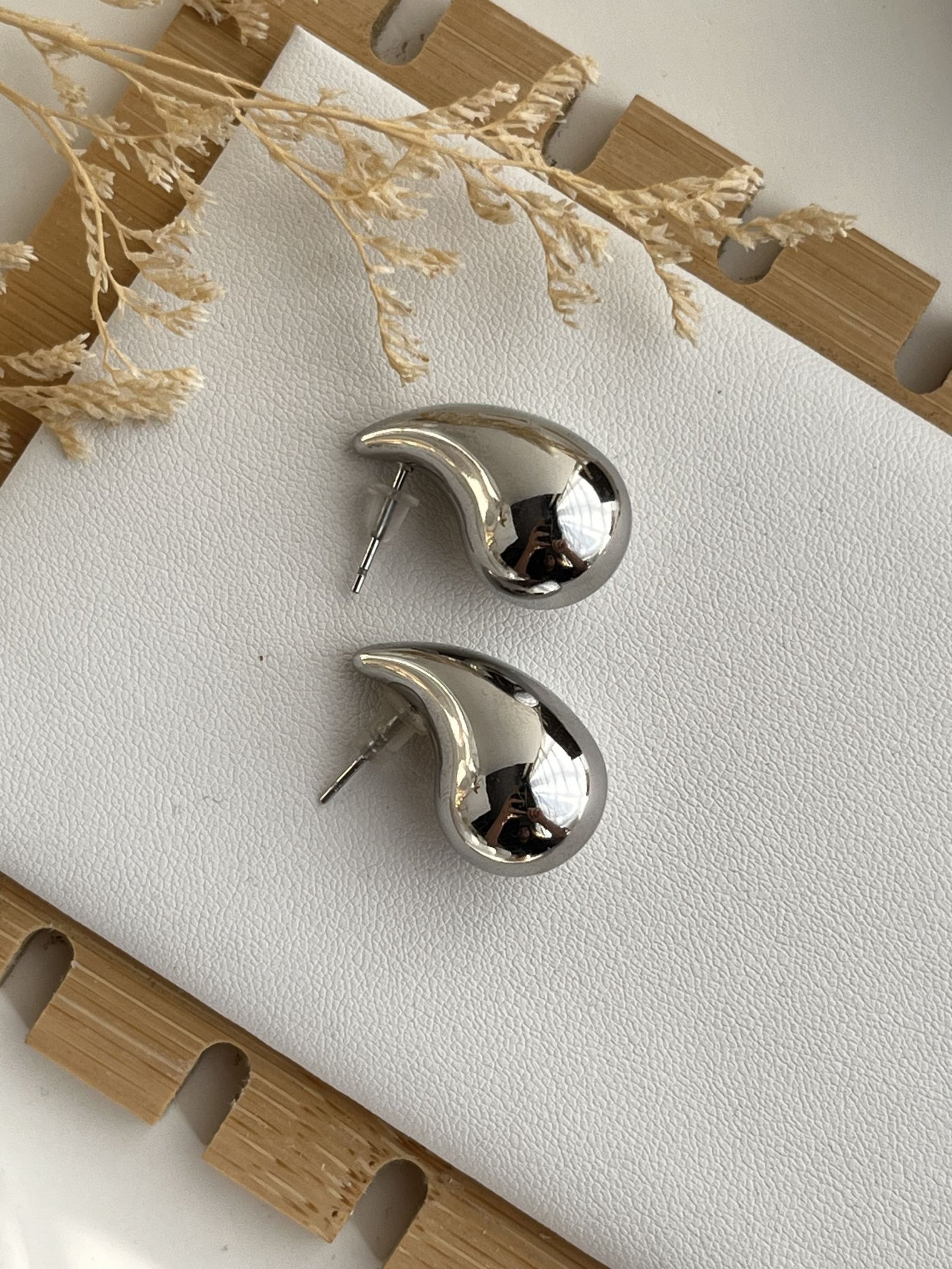 Auria Teardrop Stud Earrings (medium)