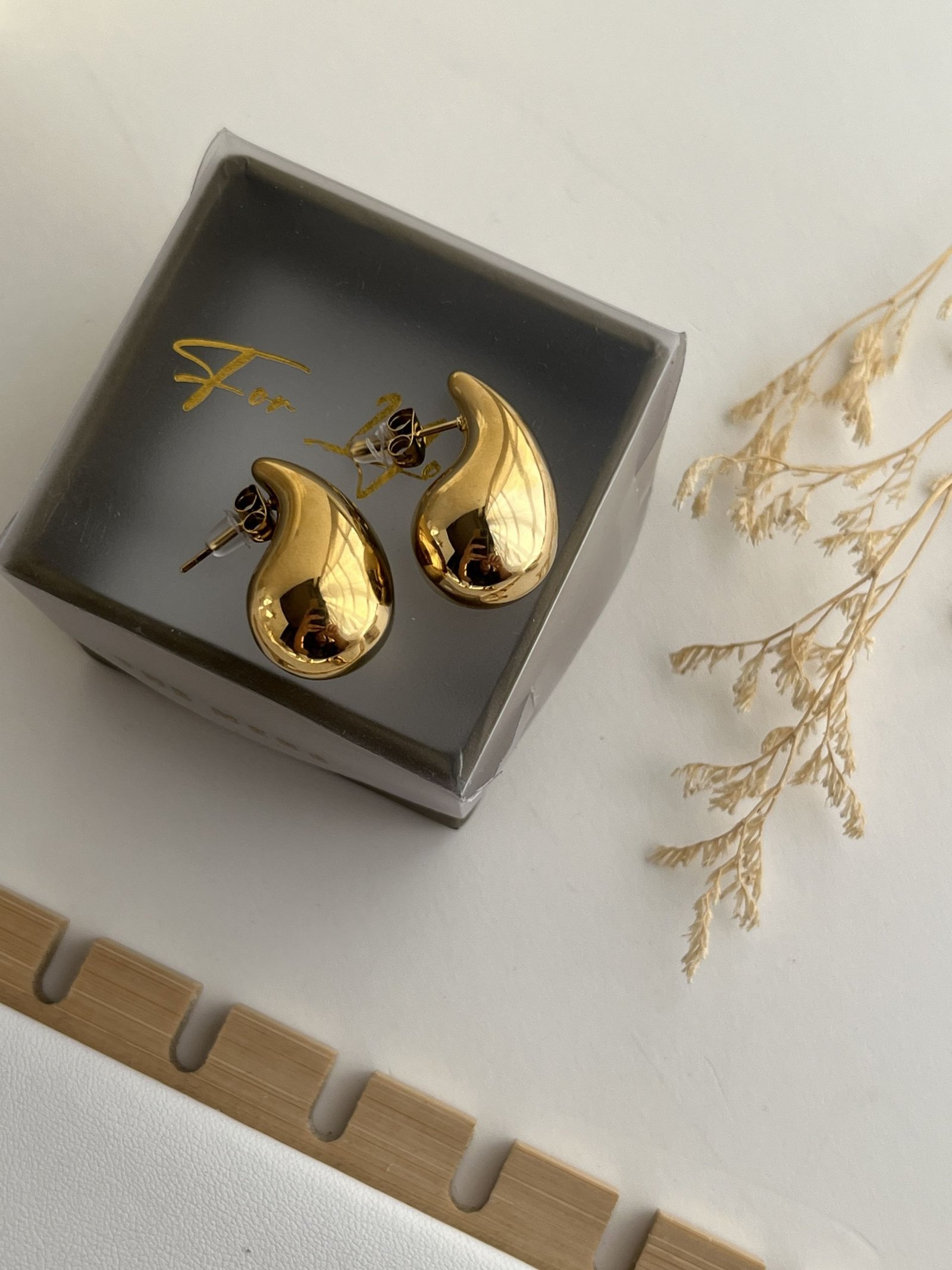 Auria Teardrop Stud Earrings (medium)