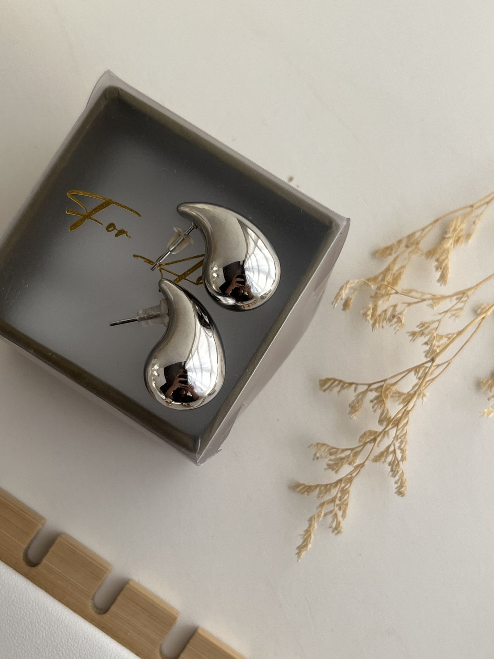 Auria Teardrop Stud Earrings (medium)