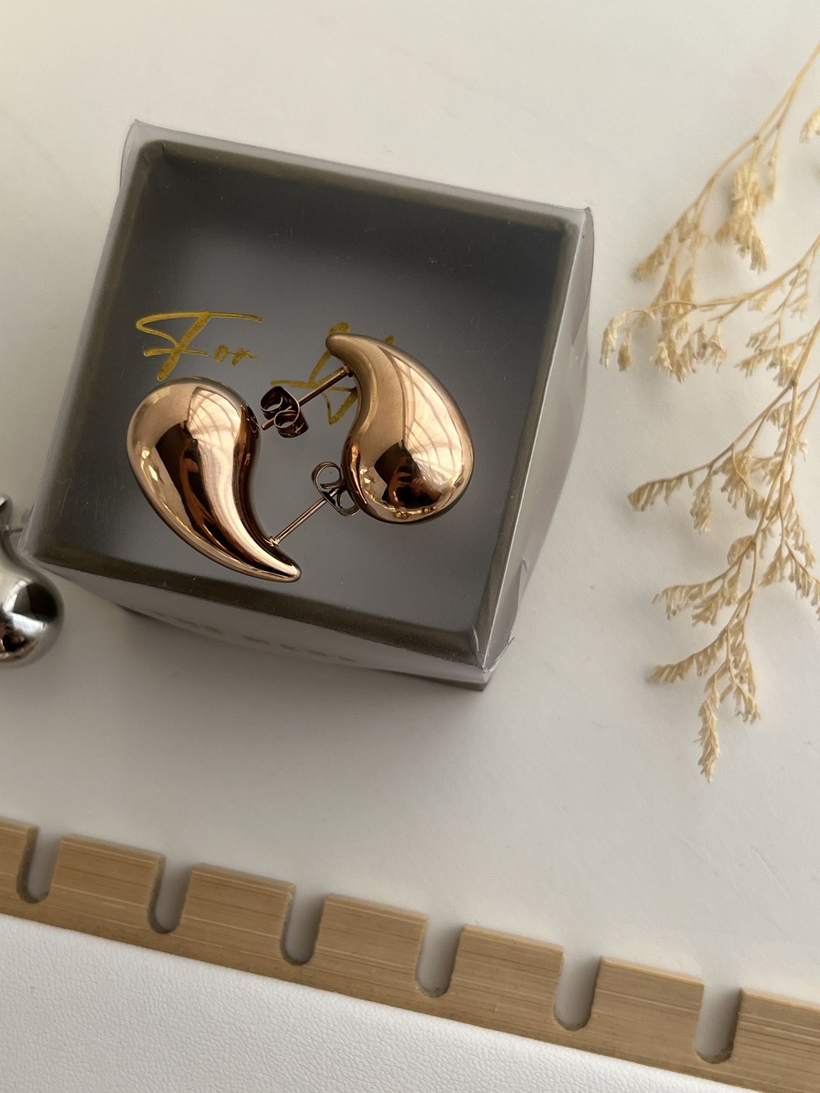 Auria Teardrop Stud Earrings (medium)