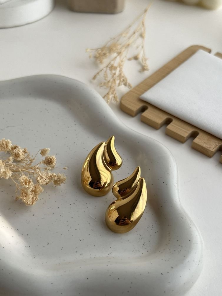 Solvara Chunky Teardrop Stud Earrings