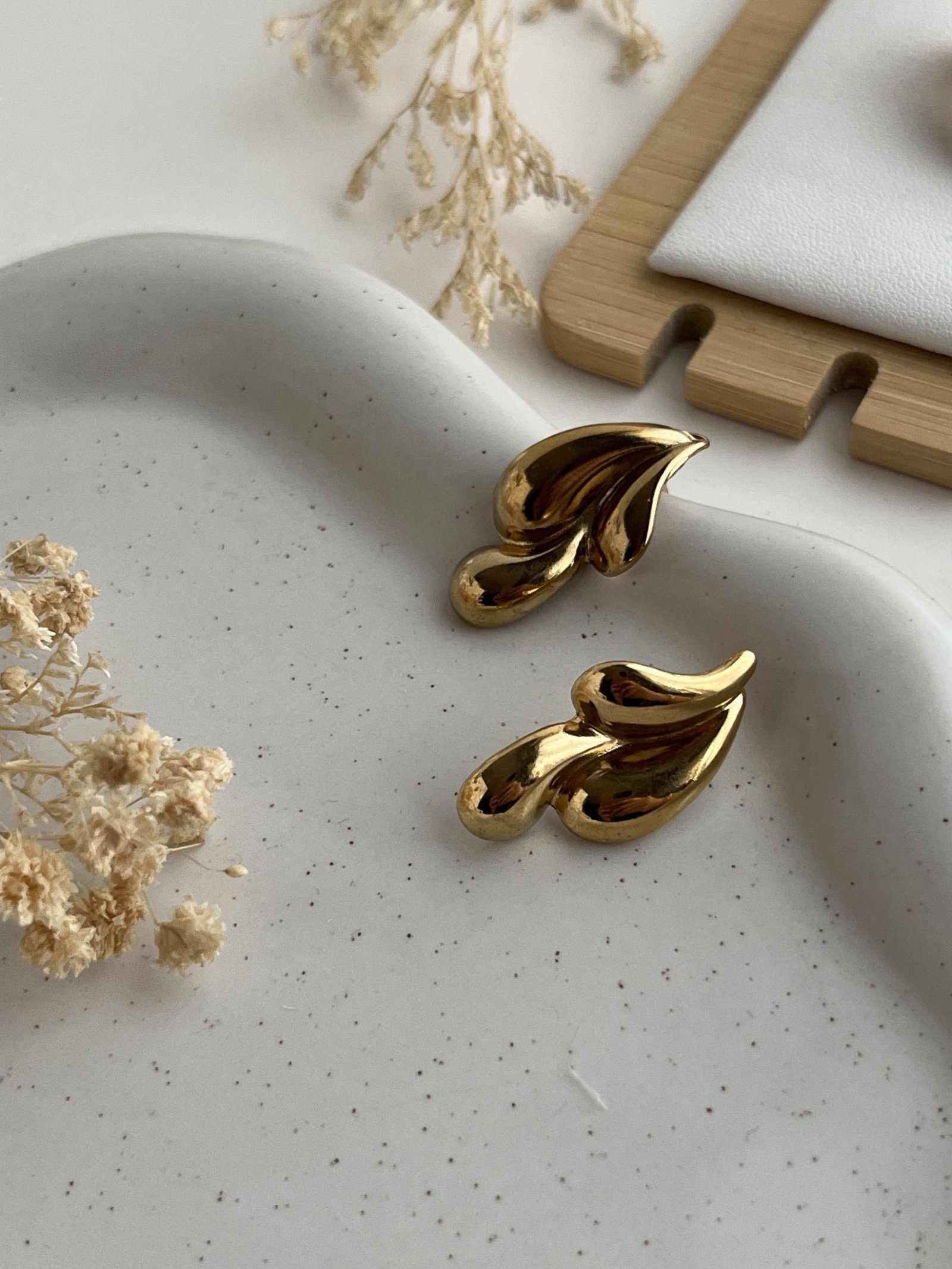 Eloria Flow Stud Earrings