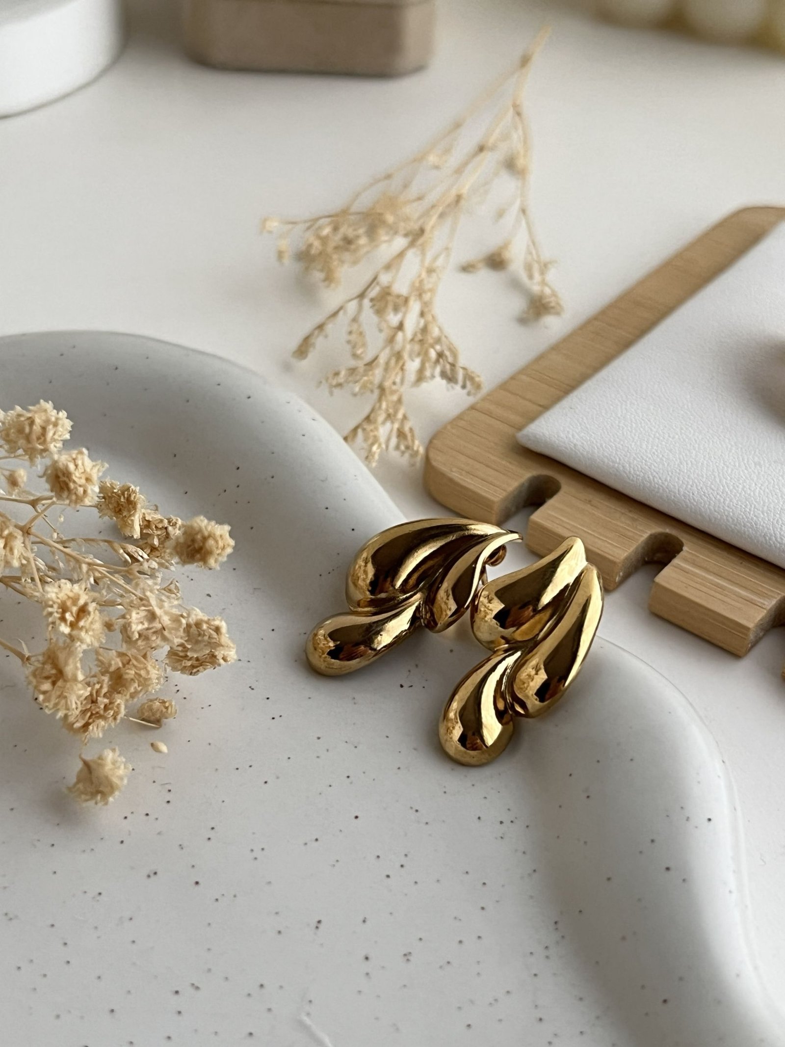 Eloria Flow Stud Earrings