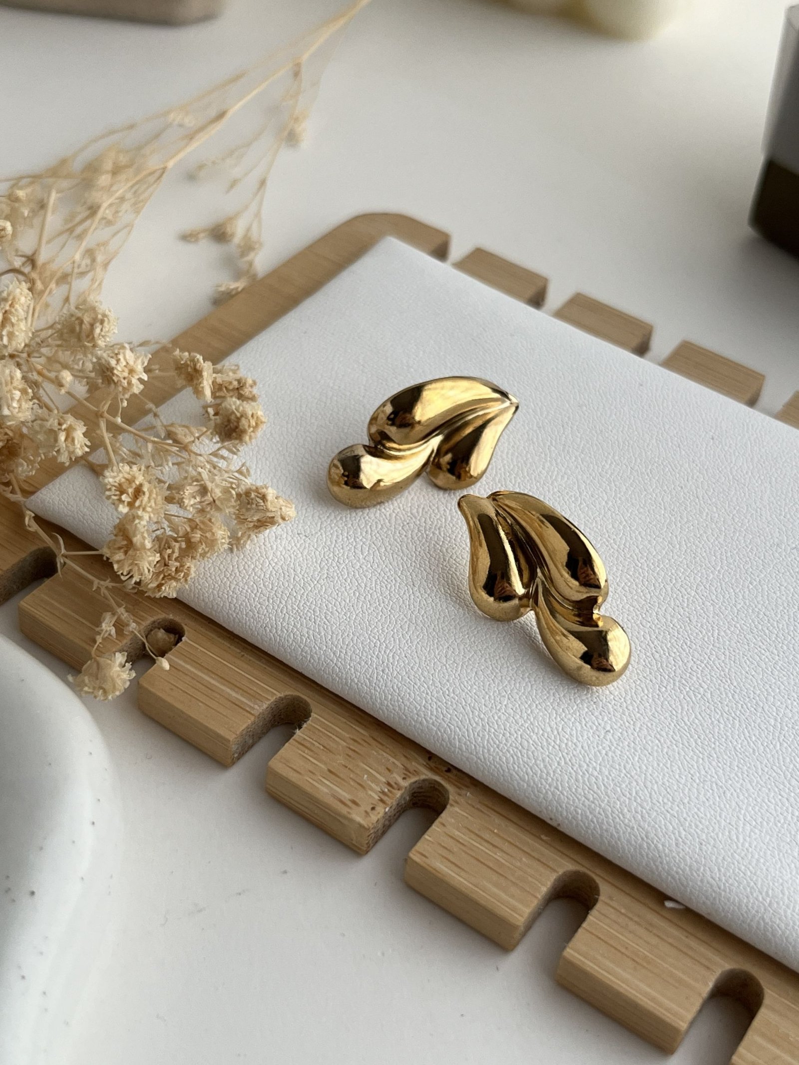 Eloria Flow Stud Earrings