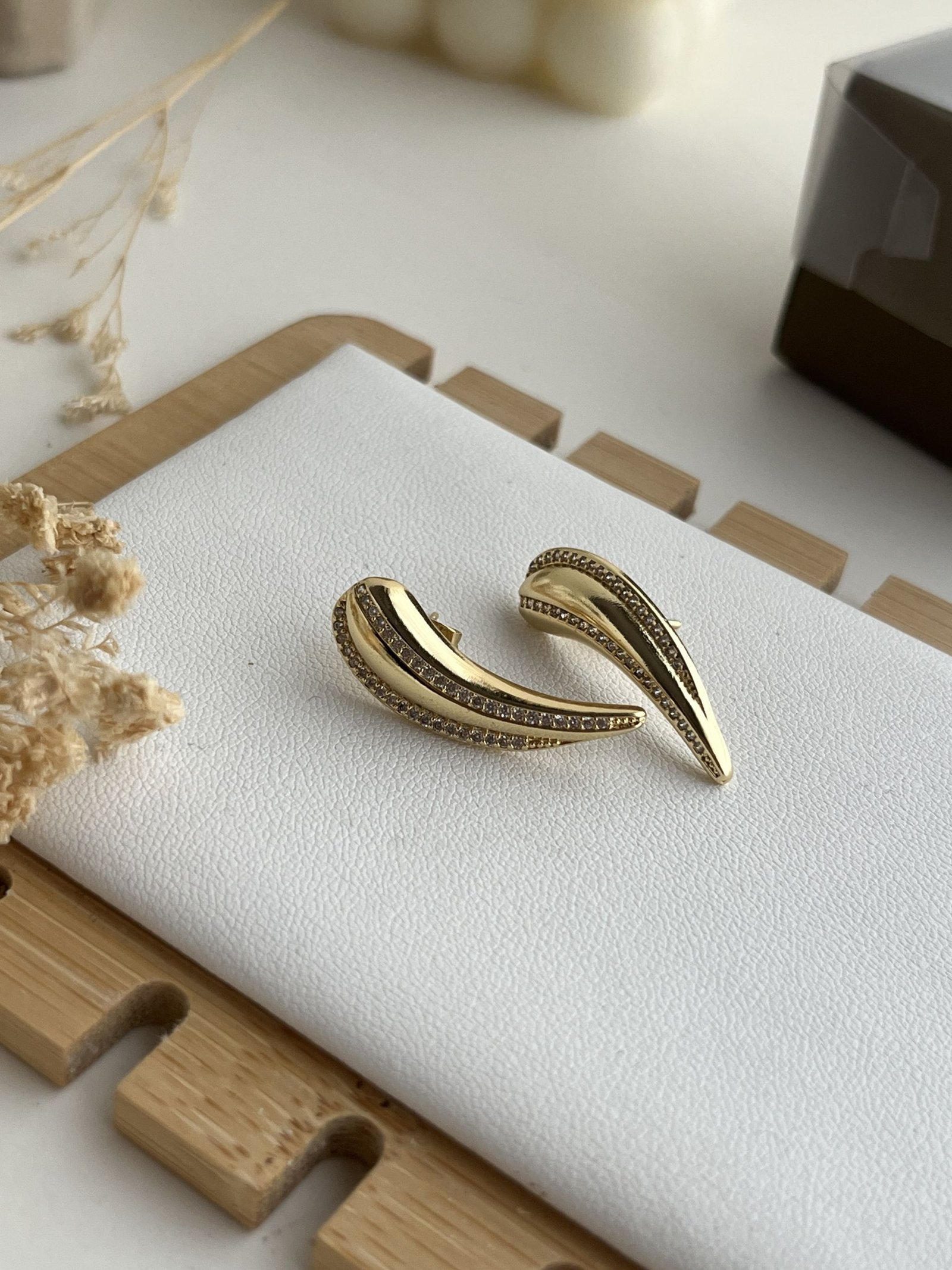 Velisse Curve Crystal Stud Earrings