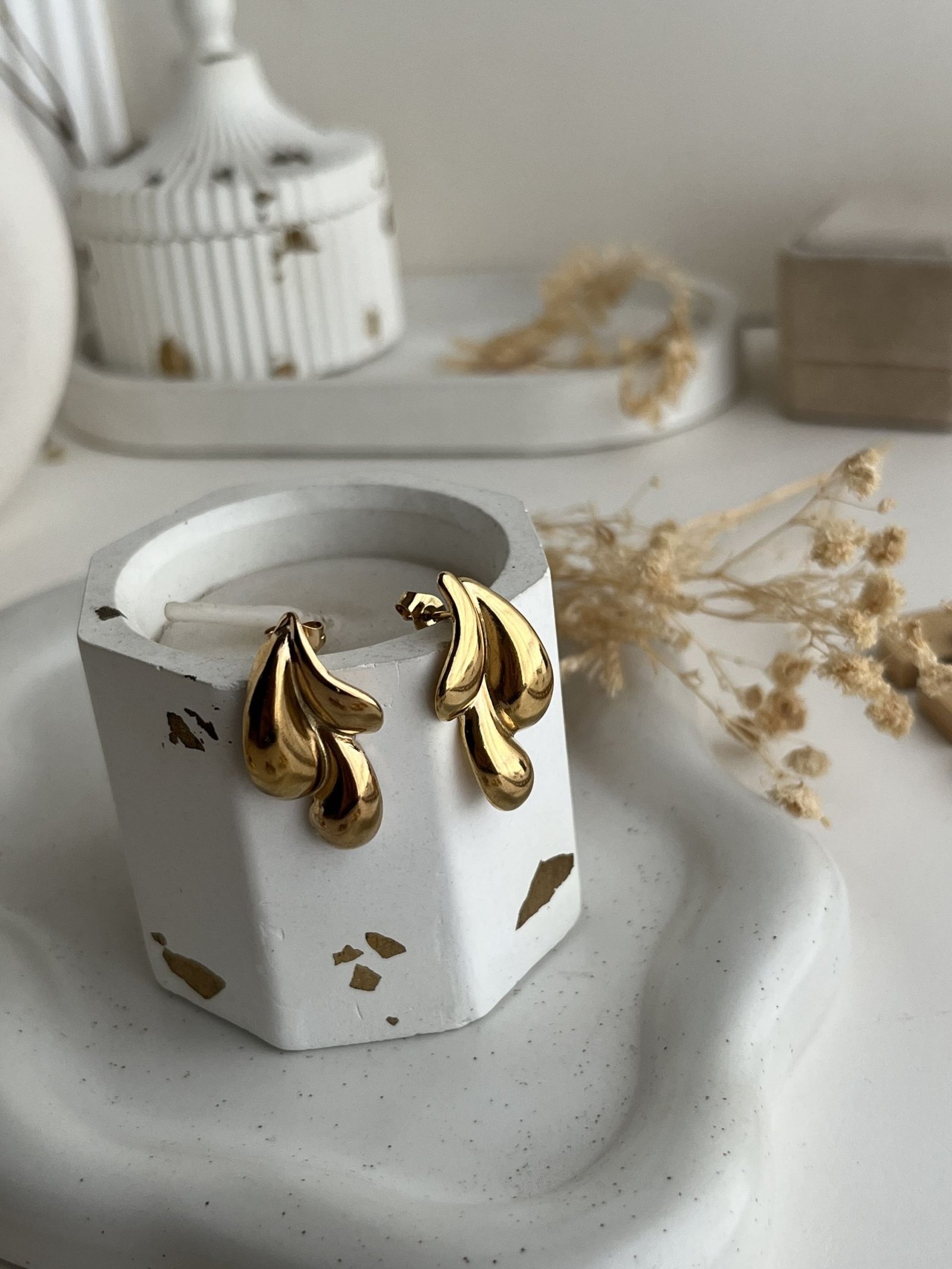 Eloria Flow Stud Earrings