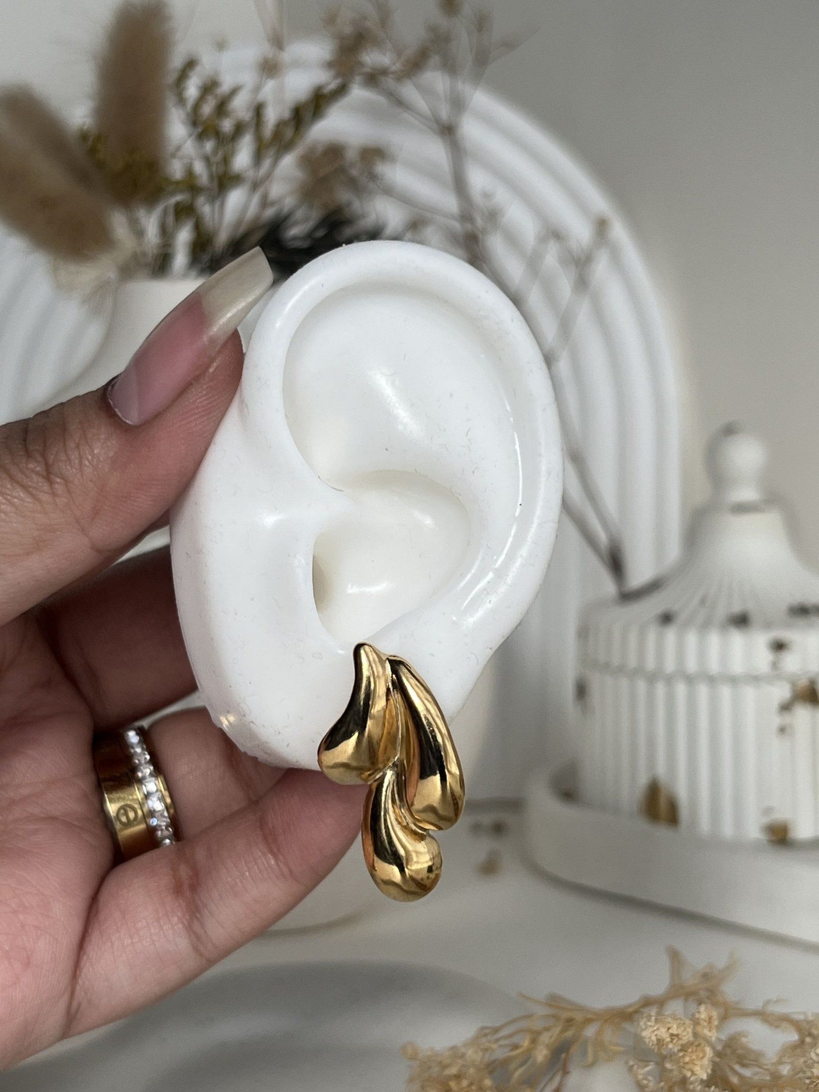 Eloria Flow Stud Earrings