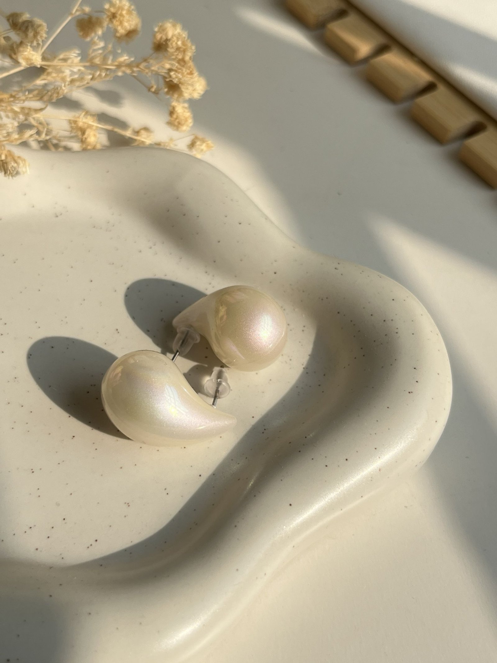 Pearline Curve Teardrop Stud Earrings