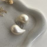 Pearline Curve Teardrop Stud Earrings
