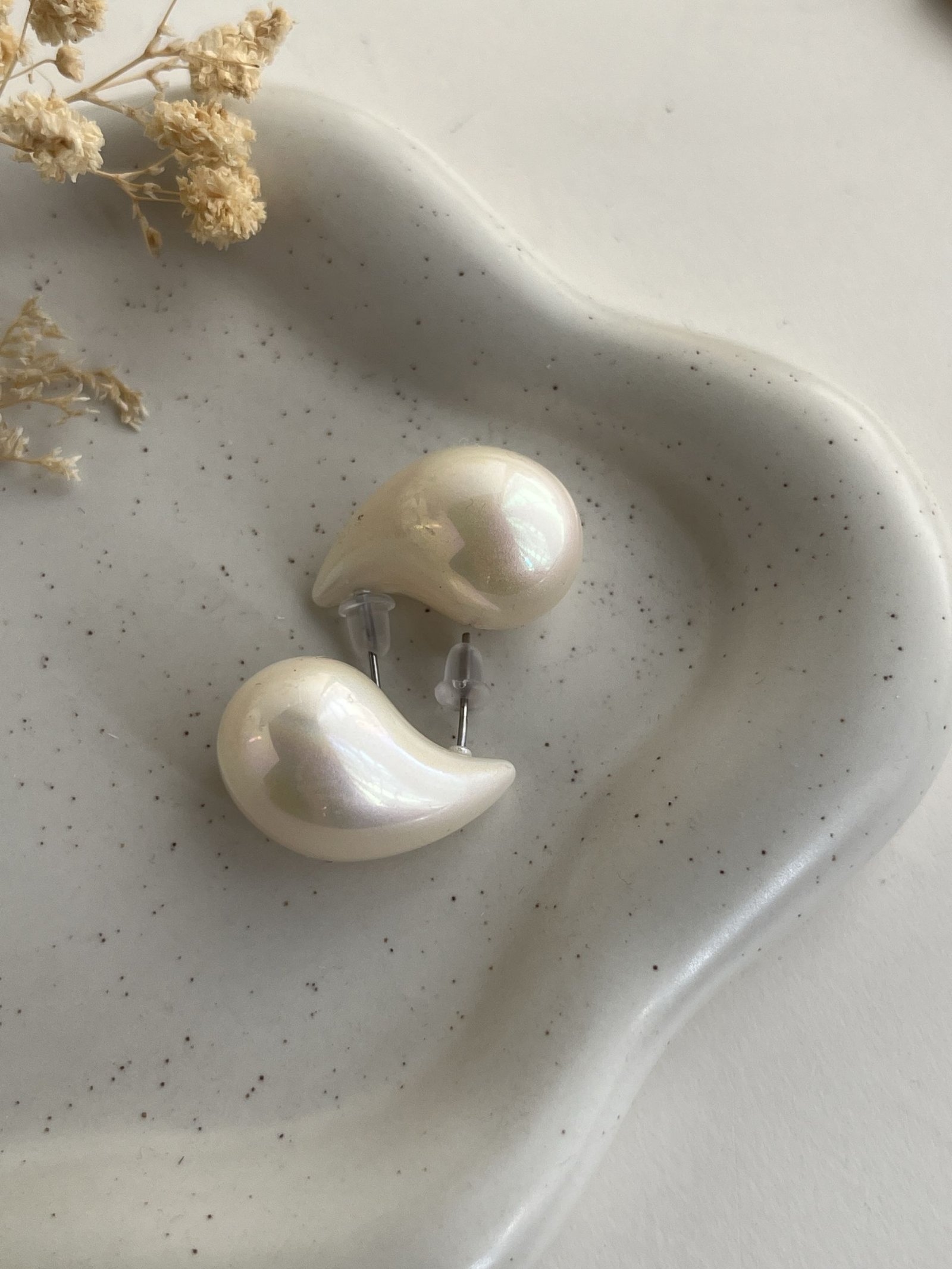 Pearline Curve Teardrop Stud Earrings