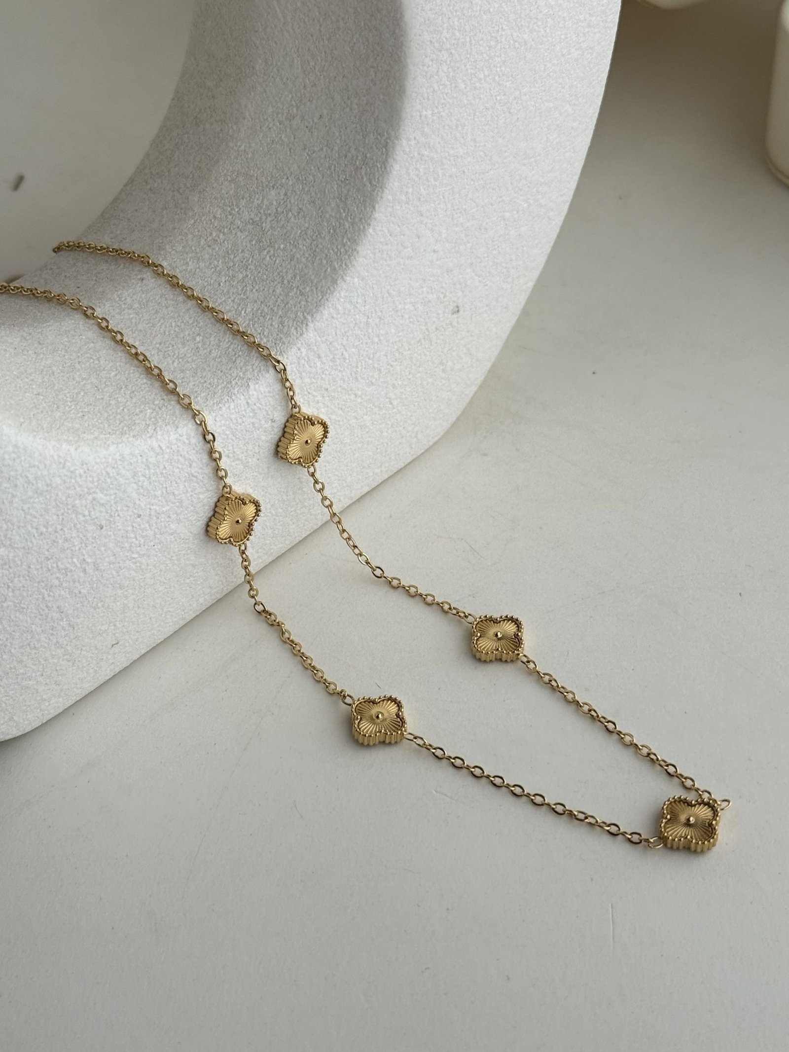 Elvara Aura Gold Clover Necklace