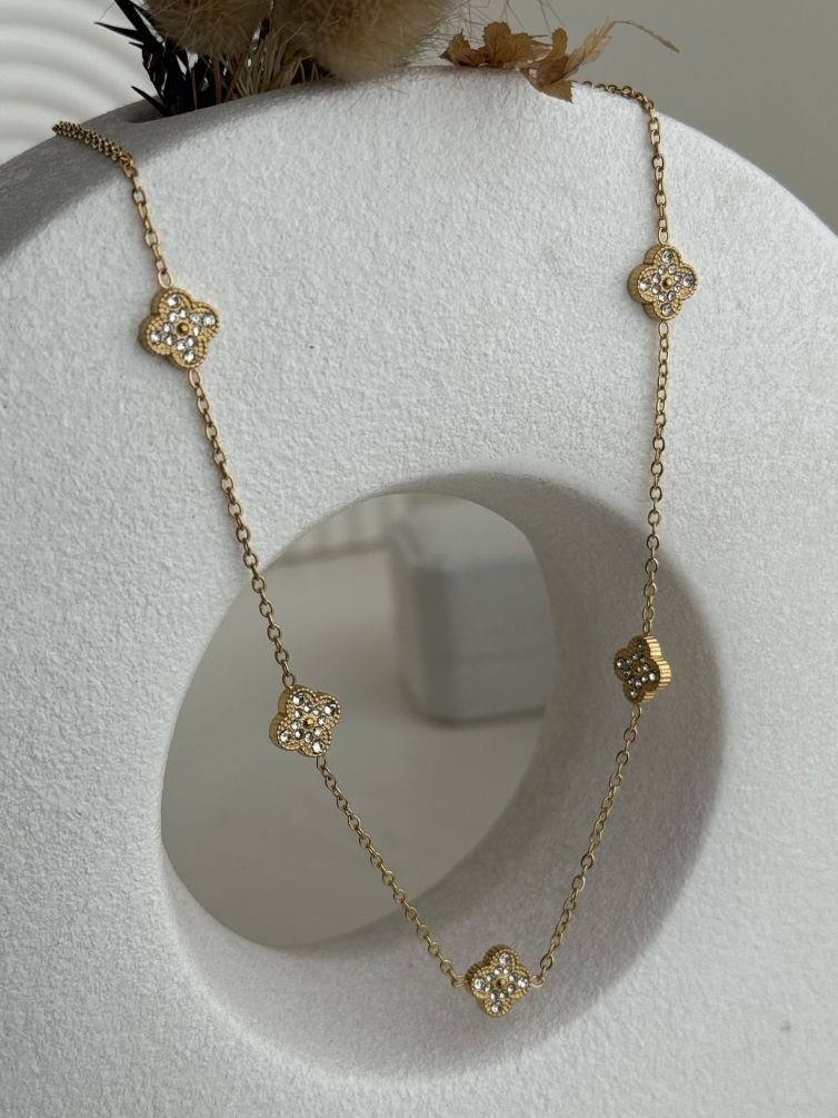 Elvara Lumi Pavé Clover Necklace