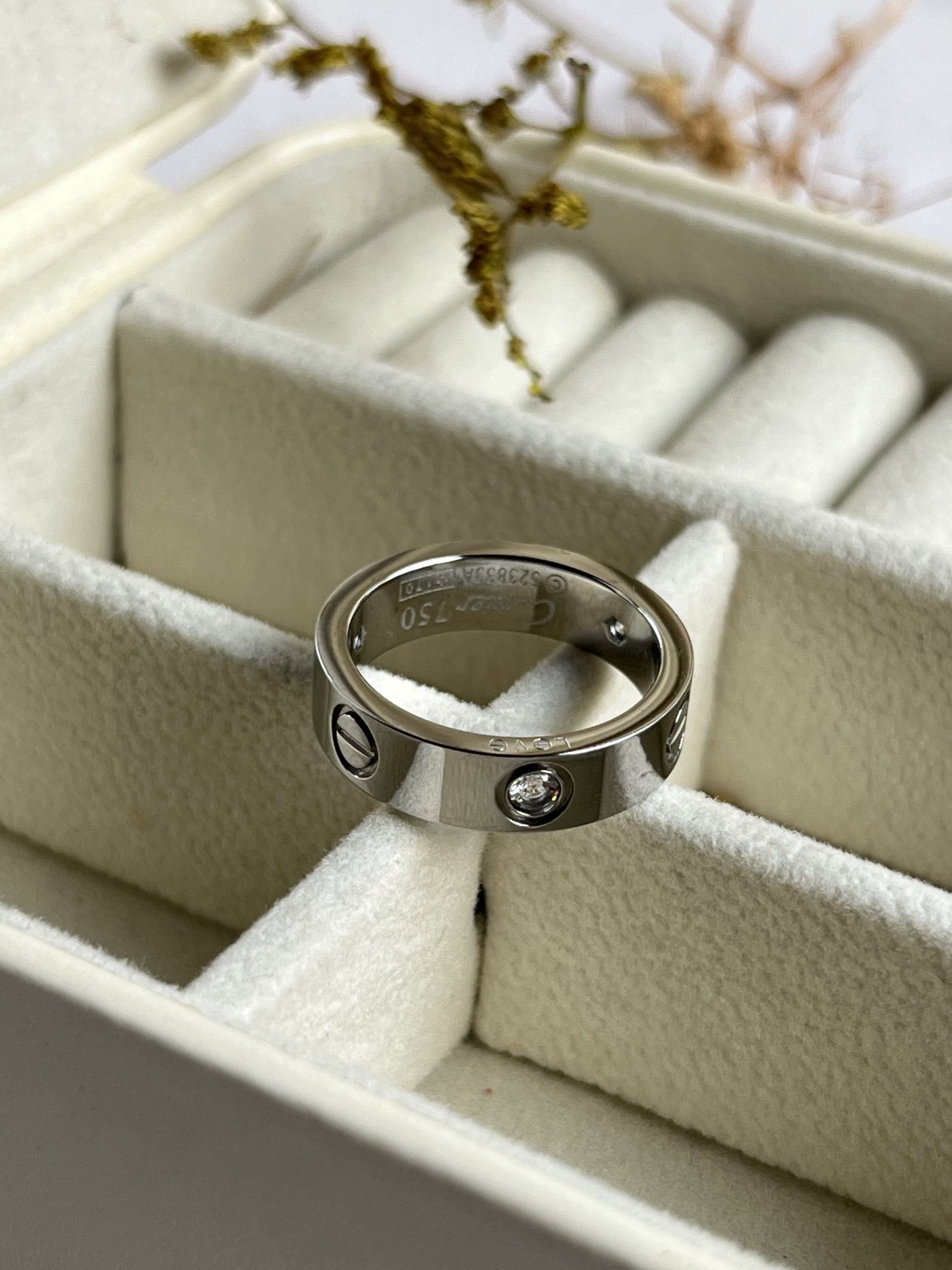 Amour Love Screw Band Ring