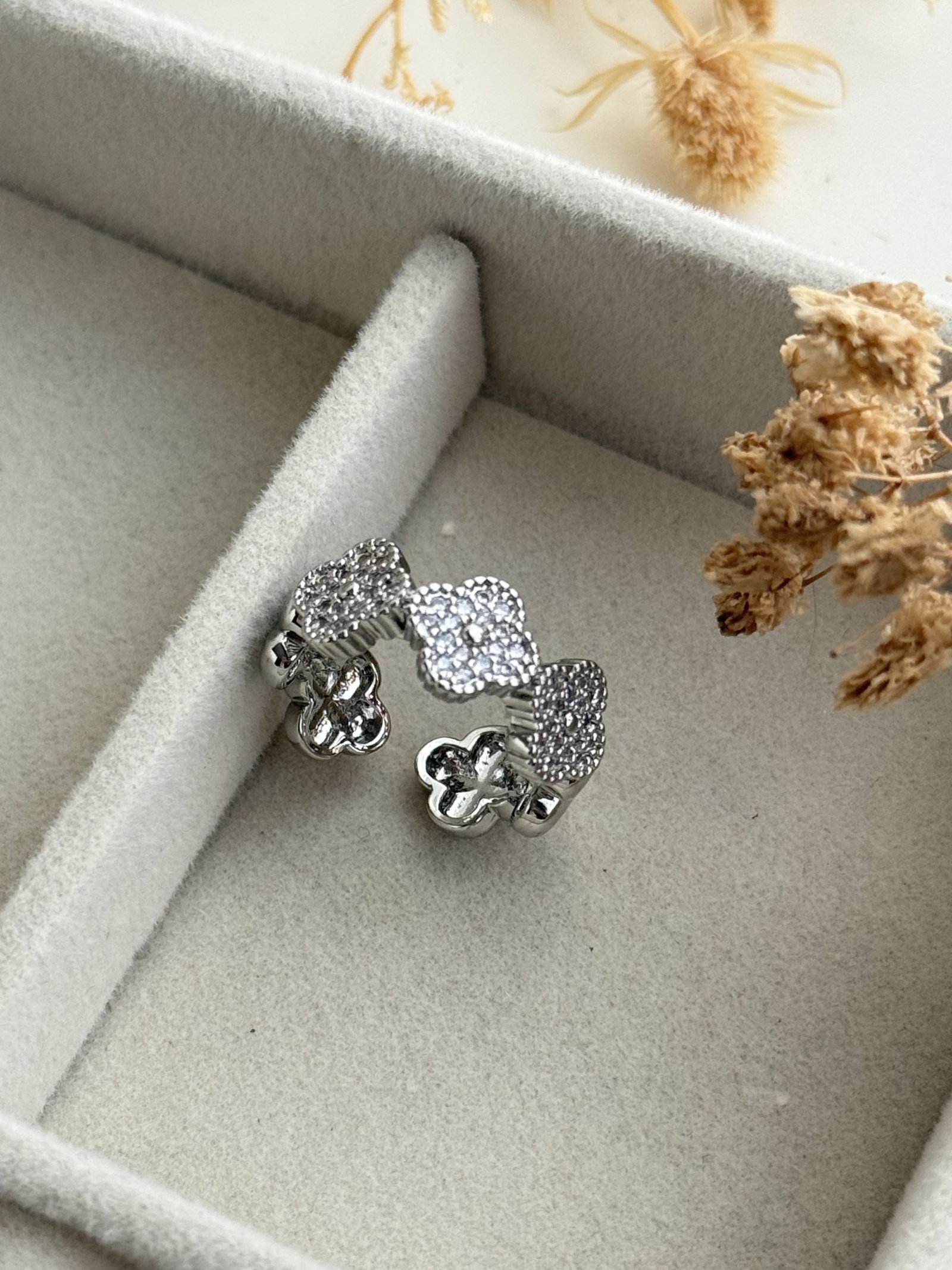 Lumière Clover Adjustable Ring