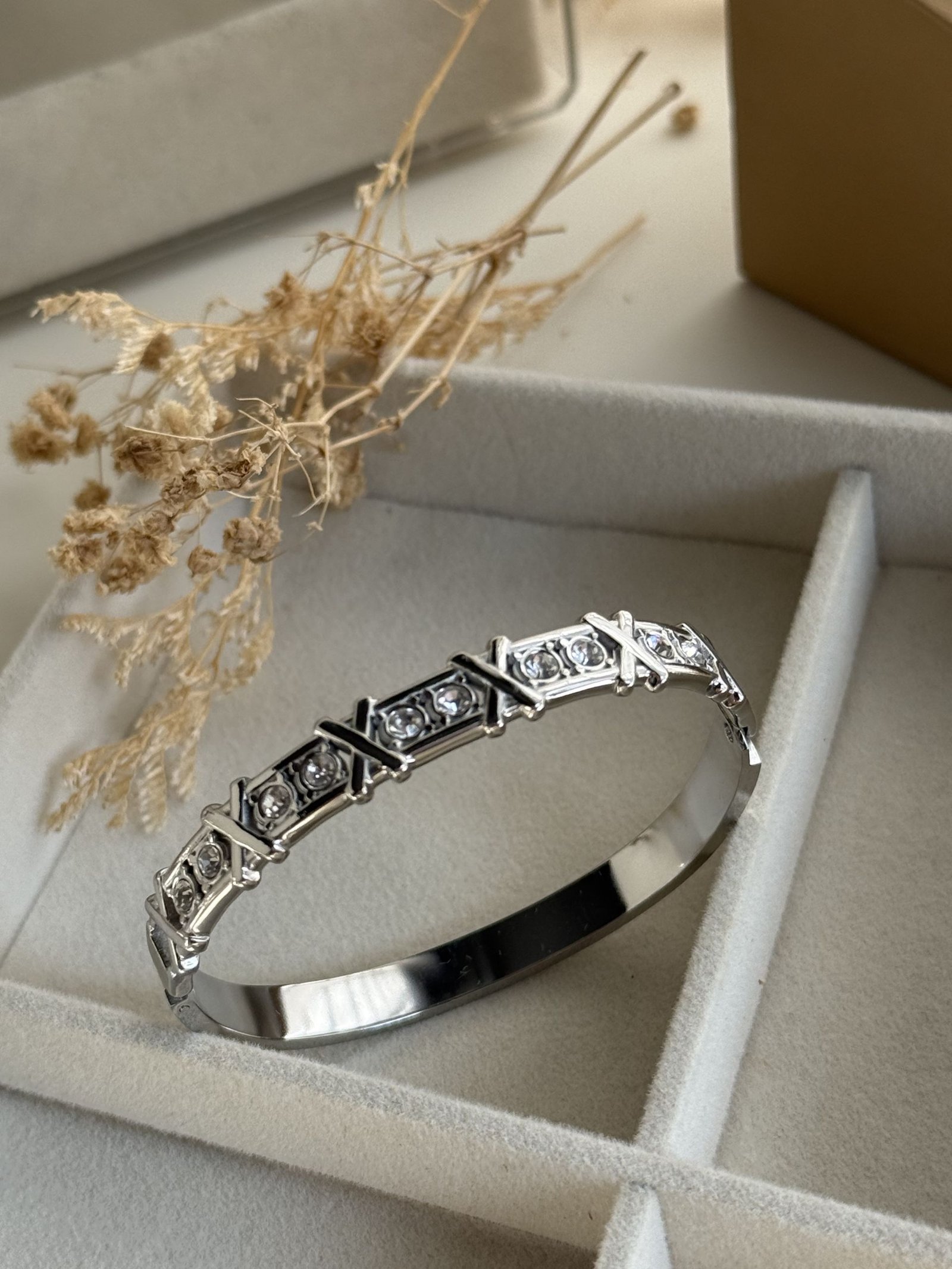 XΓ©vara Crystal Cuff