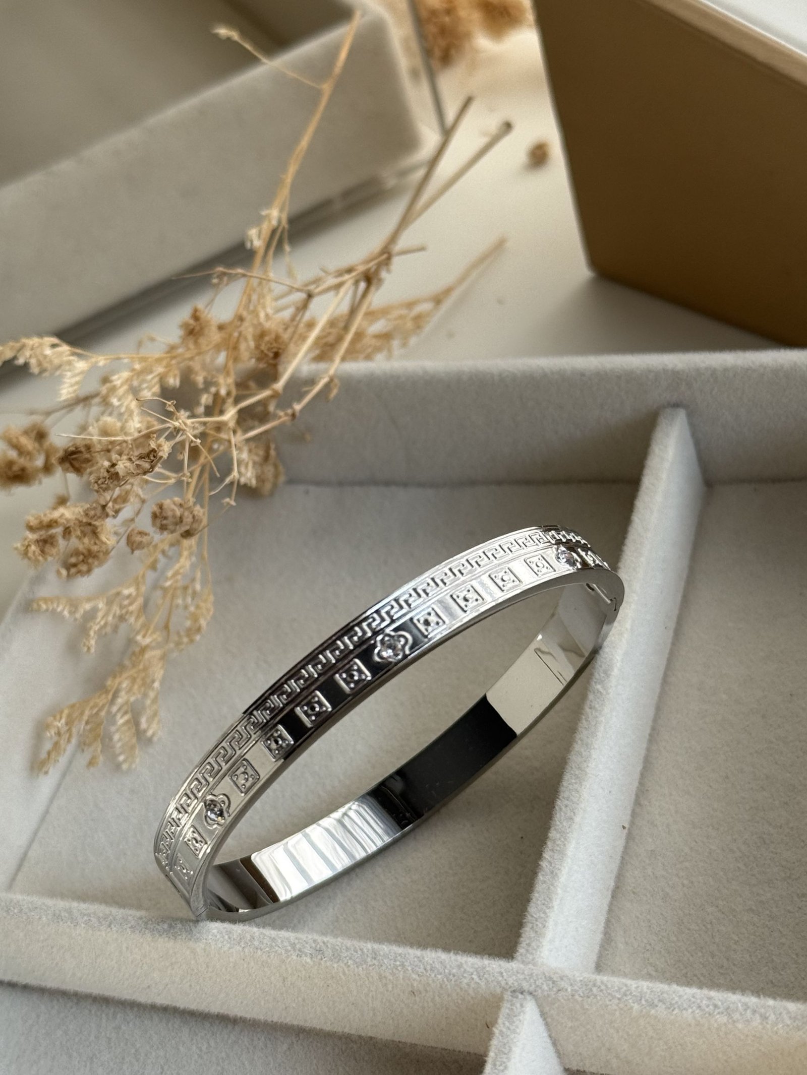 HelΓ©na Clover Key Cuff