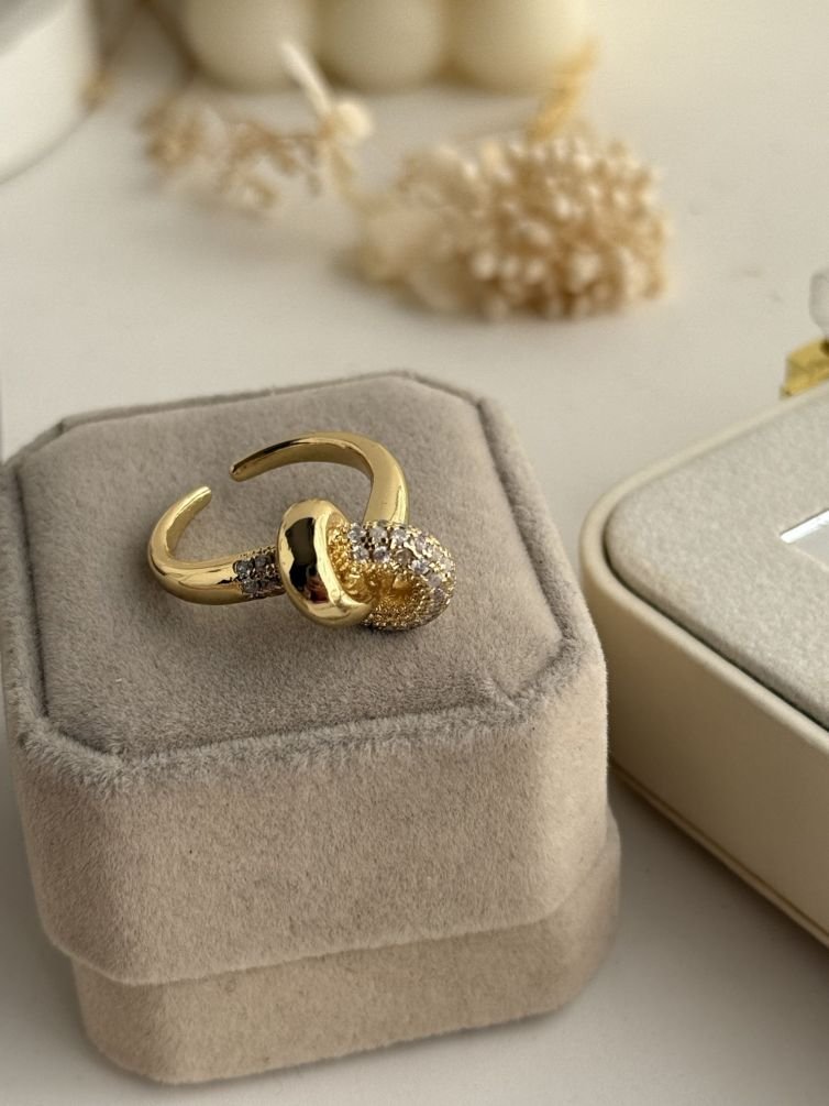 Aurora Knot Pavé Ring (Size 9)