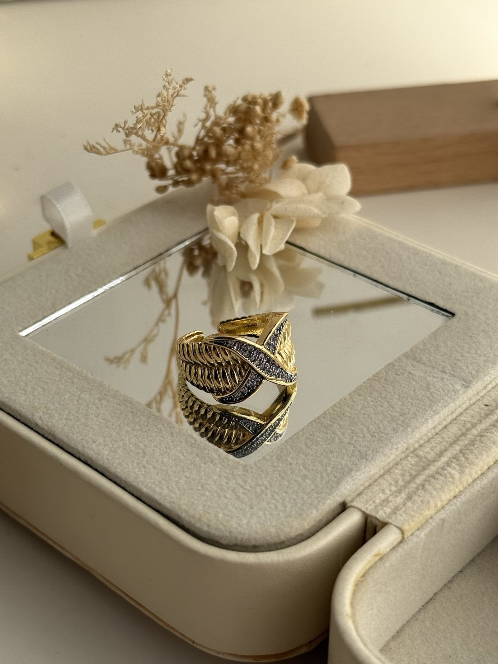 Aurora Leaf Pavé Ring