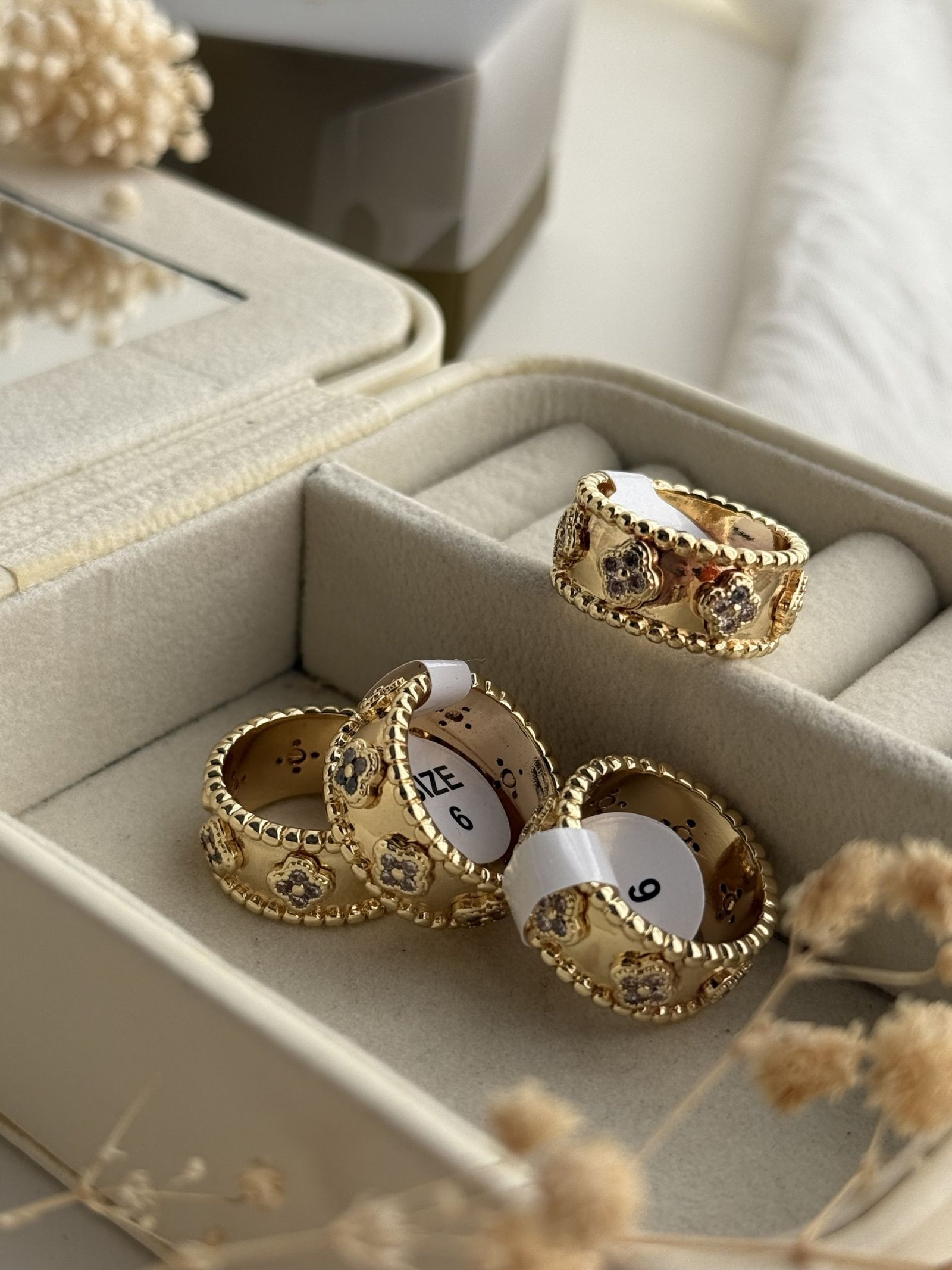 PerlΓ©e Clover Band Ring