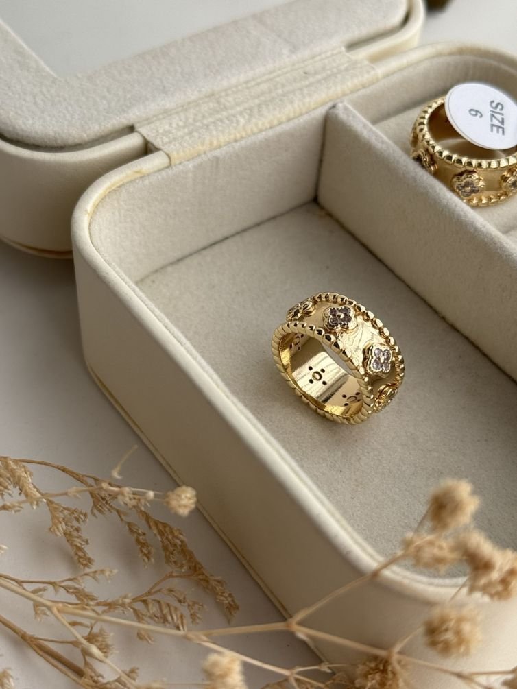 Perlée Clover Band Ring