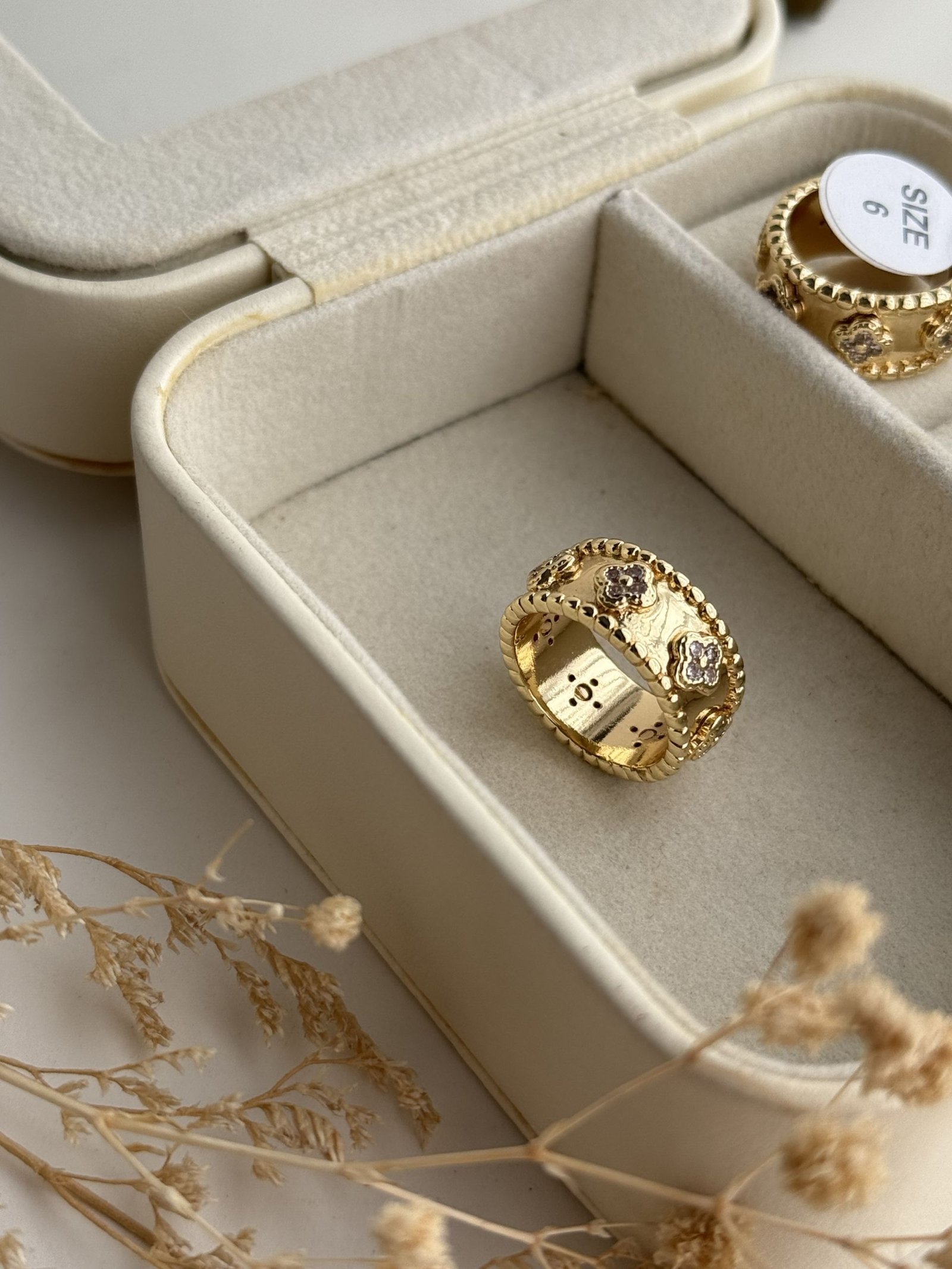 Perlée Clover Band Ring