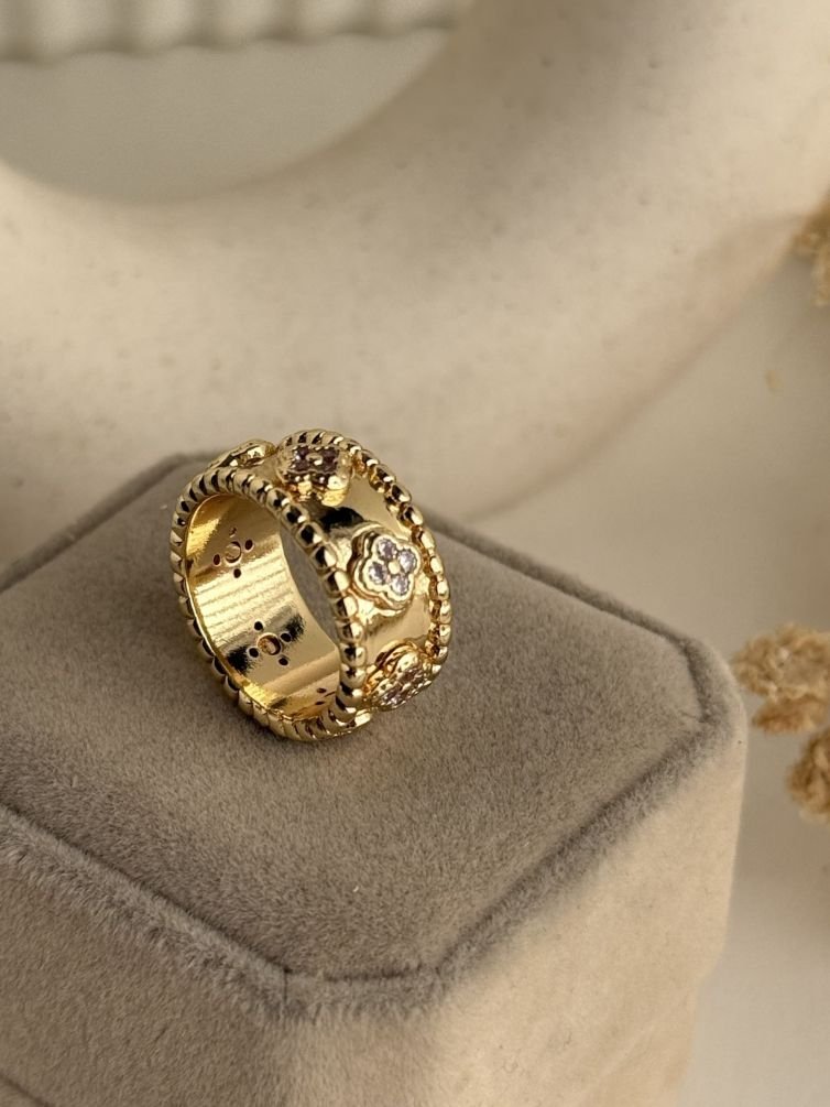 Perlée Clover Band Ring