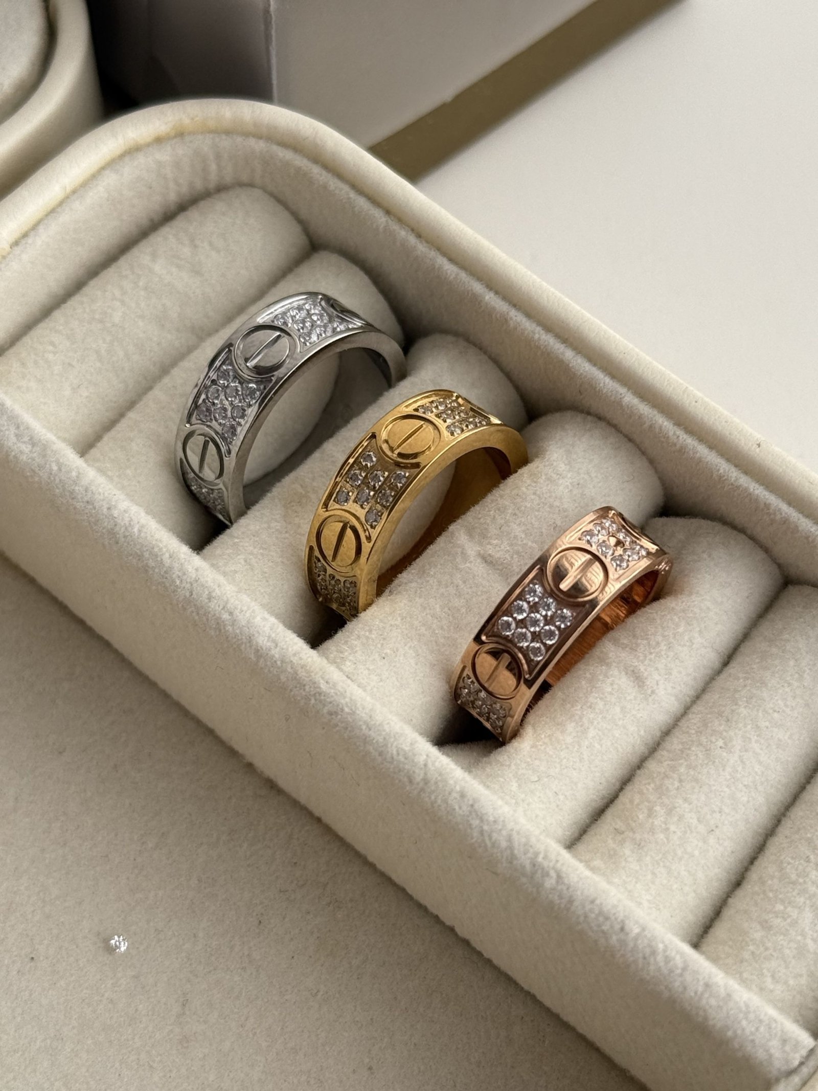 Amour Pavé Love Band Ring