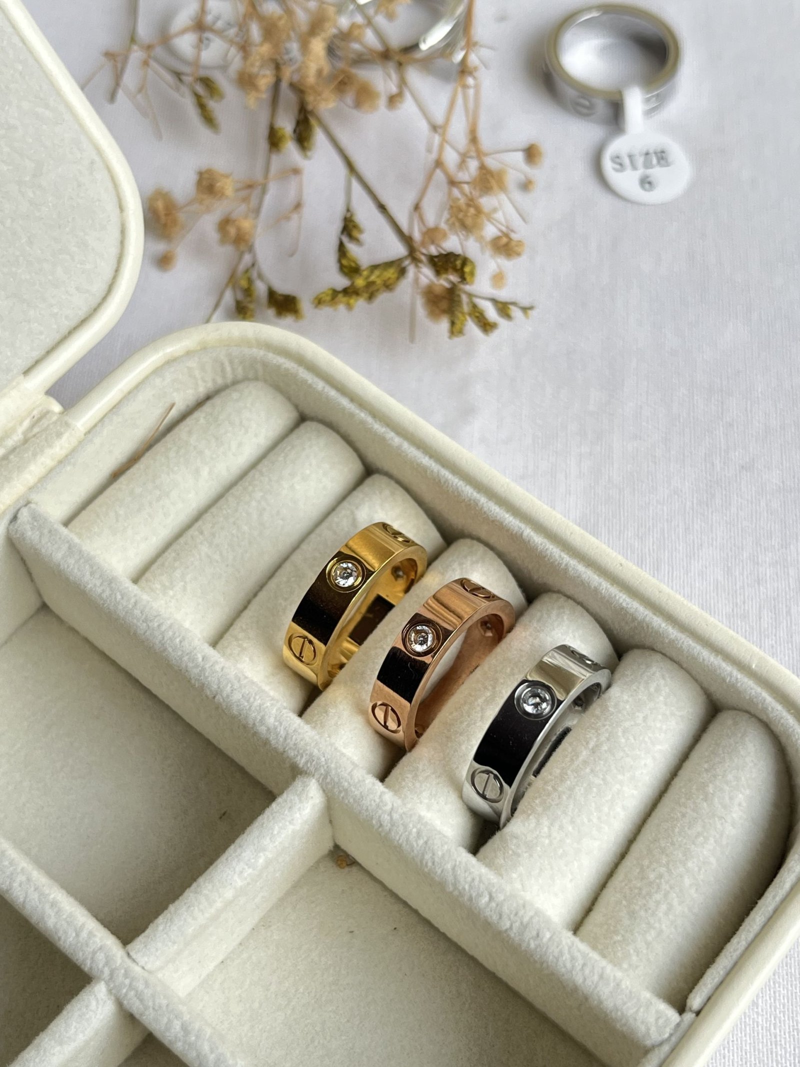 Amour Love Screw Band Ring