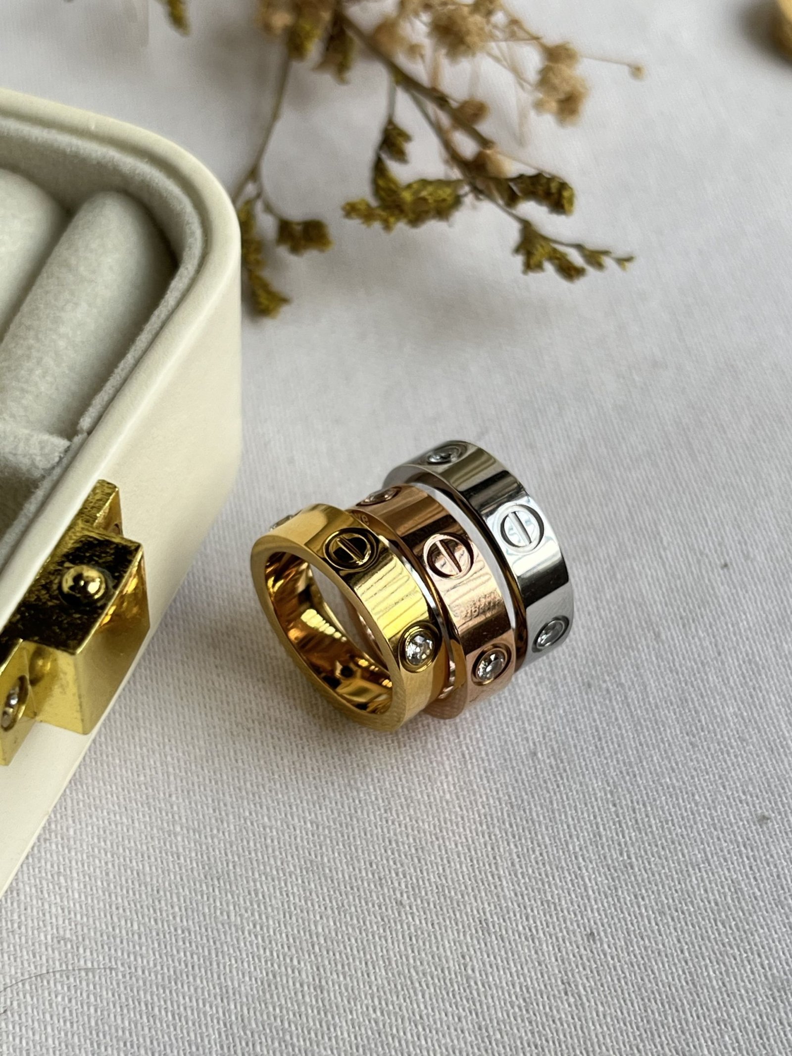 Amour Love Screw Band Ring